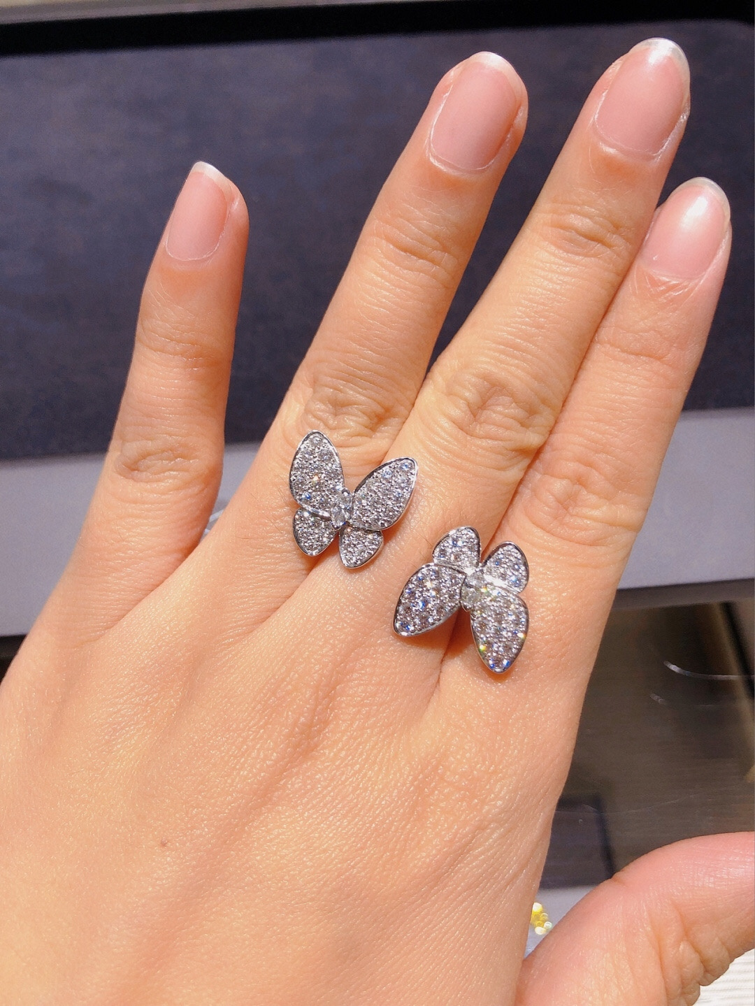 ¥ 210【我们出品】蝴蝶戒指 ZP💰109 000+ 认准唯一一家真正购入珠宝类ZP开发的，可订做真金真钻，只做对版ZP真金货，Pk市面各种金货❗️

【灭世精工版】Two Butterfly珠宝系列重新演绎世家所钟爱的主题。这些璀璨迷人的作品结合色彩与不对称设计，重新诠释了蝴蝶翩飞时的美态。，一定要入，因为，不仅好看，做得也实在是太好太无敌了，性价比实在是高到不要不要的❗️一边彩色钻，一边白色钻，再现不对称的设计美感，蝴蝶在春风中起舞的灵动姿态栩栩如生。
请记住蝴蝶结的爪子都是银色的，无论是蝴蝶本身是什么颜色的，它的爪子都是银色的，采用高级电镀，精湛的工艺生产，大大提升了产品的成本。通体925银材质制作而成，厚金电镀，保色程度更久，就PK❗️❗️❗️❗️❗️美翻了😍