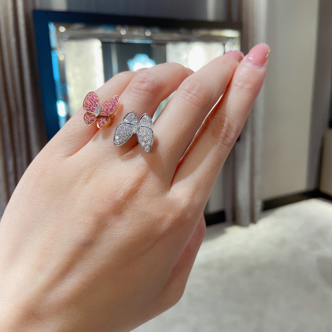 ¥ 210【我们出品】蝴蝶戒指 ZP💰109 000+ 认准唯一一家真正购入珠宝类ZP开发的，可订做真金真钻，只做对版ZP真金货，Pk市面各种金货❗️

【灭世精工版】Two Butterfly珠宝系列重新演绎世家所钟爱的主题。这些璀璨迷人的作品结合色彩与不对称设计，重新诠释了蝴蝶翩飞时的美态。，一定要入，因为，不仅好看，做得也实在是太好太无敌了，性价比实在是高到不要不要的❗️一边彩色钻，一边白色钻，再现不对称的设计美感，蝴蝶在春风中起舞的灵动姿态栩栩如生。
请记住蝴蝶结的爪子都是银色的，无论是蝴蝶本身是什么颜色的，它的爪子都是银色的，采用高级电镀，精湛的工艺生产，大大提升了产品的成本。通体925银材质制作而成，厚金电镀，保色程度更久，就PK❗️❗️❗️❗️❗️美翻了😍