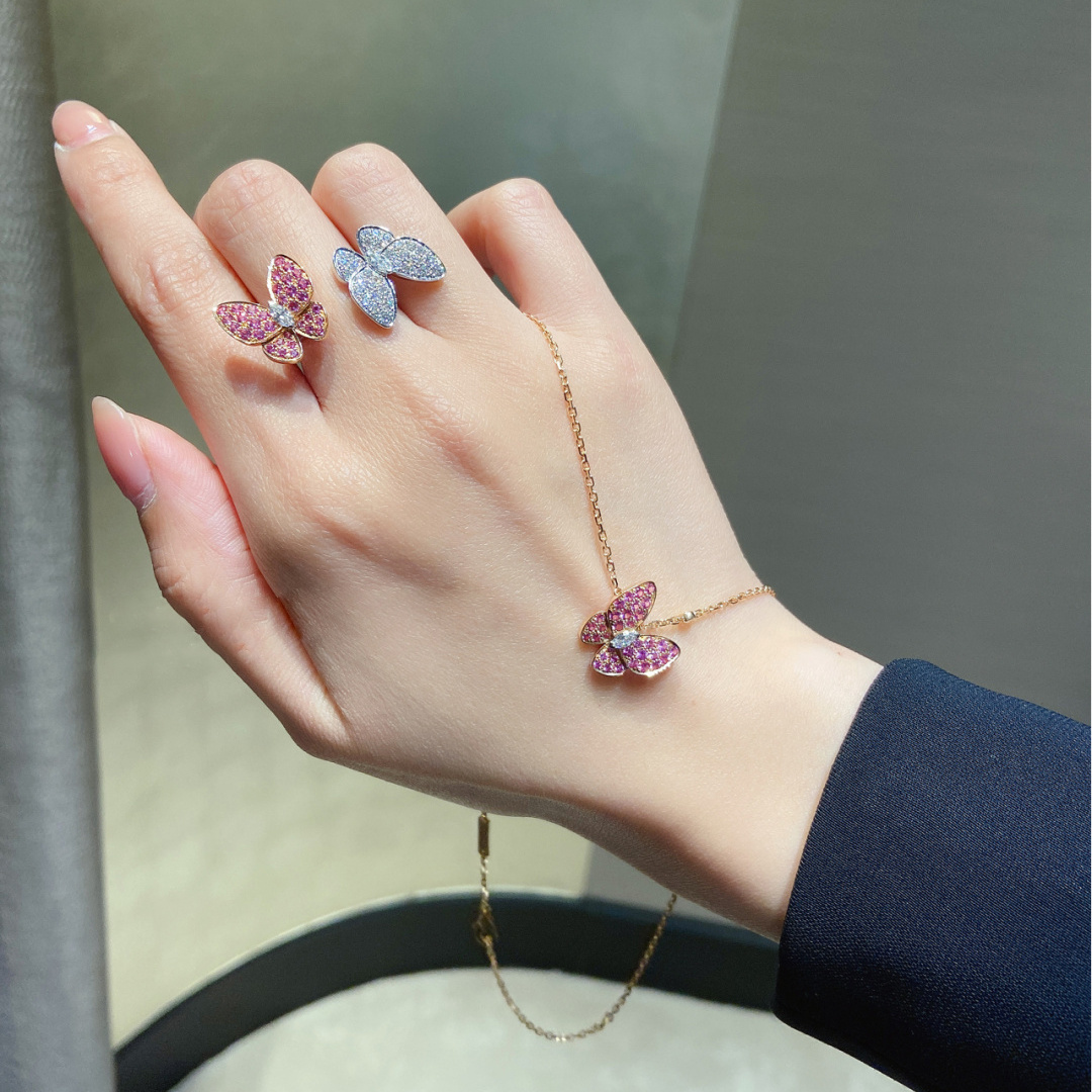 ¥ 210【我们出品】蝴蝶戒指 ZP💰109 000+ 认准唯一一家真正购入珠宝类ZP开发的，可订做真金真钻，只做对版ZP真金货，Pk市面各种金货❗️

【灭世精工版】Two Butterfly珠宝系列重新演绎世家所钟爱的主题。这些璀璨迷人的作品结合色彩与不对称设计，重新诠释了蝴蝶翩飞时的美态。，一定要入，因为，不仅好看，做得也实在是太好太无敌了，性价比实在是高到不要不要的❗️一边彩色钻，一边白色钻，再现不对称的设计美感，蝴蝶在春风中起舞的灵动姿态栩栩如生。
请记住蝴蝶结的爪子都是银色的，无论是蝴蝶本身是什么颜色的，它的爪子都是银色的，采用高级电镀，精湛的工艺生产，大大提升了产品的成本。通体925银材质制作而成，厚金电镀，保色程度更久，就PK❗️❗️❗️❗️❗️美翻了😍