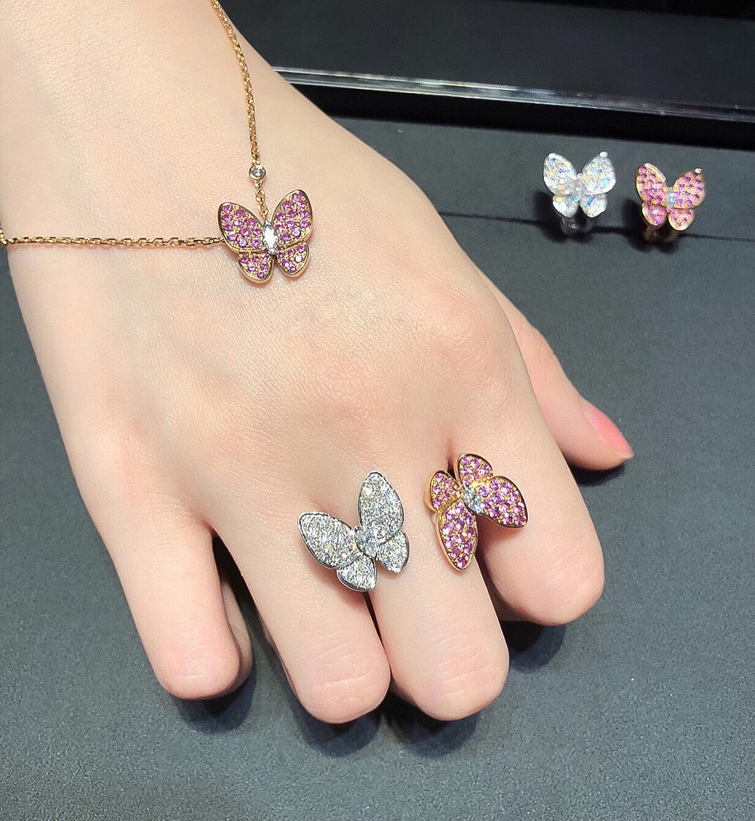 ¥ 210【我们出品】蝴蝶戒指 ZP💰109 000+ 认准唯一一家真正购入珠宝类ZP开发的，可订做真金真钻，只做对版ZP真金货，Pk市面各种金货❗️

【灭世精工版】Two Butterfly珠宝系列重新演绎世家所钟爱的主题。这些璀璨迷人的作品结合色彩与不对称设计，重新诠释了蝴蝶翩飞时的美态。，一定要入，因为，不仅好看，做得也实在是太好太无敌了，性价比实在是高到不要不要的❗️一边彩色钻，一边白色钻，再现不对称的设计美感，蝴蝶在春风中起舞的灵动姿态栩栩如生。
请记住蝴蝶结的爪子都是银色的，无论是蝴蝶本身是什么颜色的，它的爪子都是银色的，采用高级电镀，精湛的工艺生产，大大提升了产品的成本。通体925银材质制作而成，厚金电镀，保色程度更久，就PK❗️❗️❗️❗️❗️美翻了😍