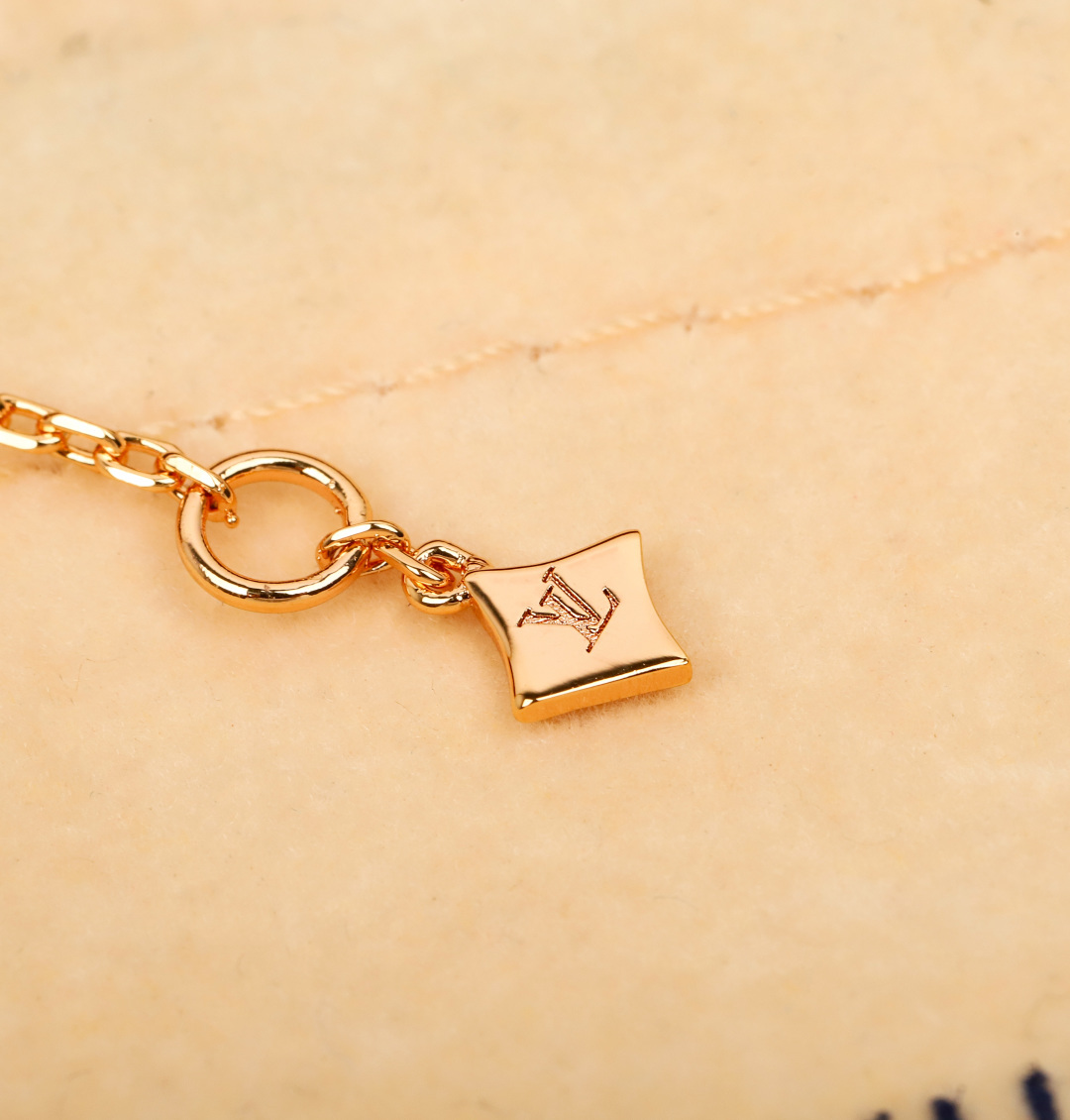 ¥ 210【我们出品】四花手链  ZP💰49920+，可订做18K真金真钻版，只做对版真金货，价询客Fu

【纯银精工版】👍🏻👍🏻真心是太美了，ZP为18K真金真钻材质，再加上天然的贝壳做为四叶草的形状，非常的令人爱不释手，让人欲罢不能😋
Color Blossom BB系列设计向乔治路易威登创于1896年的Monogram花卉图纹致敬。伴着钻石的衬映，精致娇艳的鲜花在白色珍珠母上绽放璀璨的玫瑰金光。在钻石上打磨出这些精致的曲线与火光需要数月之久的精工细作。这个天然的四叶草配件，认准ZP的形状，中间圆珠位置旁边的贝壳配件都是一个内凹的形状，而四叶草的四个瓣却又是中间凸起，四边凹的造型，相当于一个四叶草的配件，凹凸有致，且上下起伏，非常非常的难做，中心位置又必须开一个孔位，🤣🤣这个四叶草的配件比起VCA的四叶草配件难度系数是高达10倍之多，我们也是找了不下5家车石头配件的，最后才做出来了ZP的这种形状工艺，非常不容易❗️珠宝类的工艺，真心不是盖的❗️
欢迎PK市面的各种版本，一万个推荐👍🏻👍🏻
升级版 