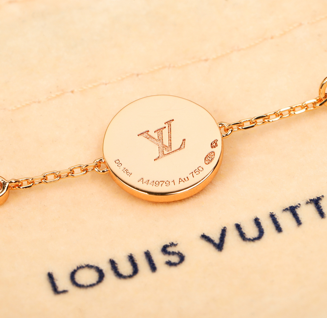 ¥ 210【我们出品】四花手链  ZP💰49920+，可订做18K真金真钻版，只做对版真金货，价询客Fu

【纯银精工版】👍🏻👍🏻真心是太美了，ZP为18K真金真钻材质，再加上天然的贝壳做为四叶草的形状，非常的令人爱不释手，让人欲罢不能😋
Color Blossom BB系列设计向乔治路易威登创于1896年的Monogram花卉图纹致敬。伴着钻石的衬映，精致娇艳的鲜花在白色珍珠母上绽放璀璨的玫瑰金光。在钻石上打磨出这些精致的曲线与火光需要数月之久的精工细作。这个天然的四叶草配件，认准ZP的形状，中间圆珠位置旁边的贝壳配件都是一个内凹的形状，而四叶草的四个瓣却又是中间凸起，四边凹的造型，相当于一个四叶草的配件，凹凸有致，且上下起伏，非常非常的难做，中心位置又必须开一个孔位，🤣🤣这个四叶草的配件比起VCA的四叶草配件难度系数是高达10倍之多，我们也是找了不下5家车石头配件的，最后才做出来了ZP的这种形状工艺，非常不容易❗️珠宝类的工艺，真心不是盖的❗️
欢迎PK市面的各种版本，一万个推荐👍🏻👍🏻
升级版 