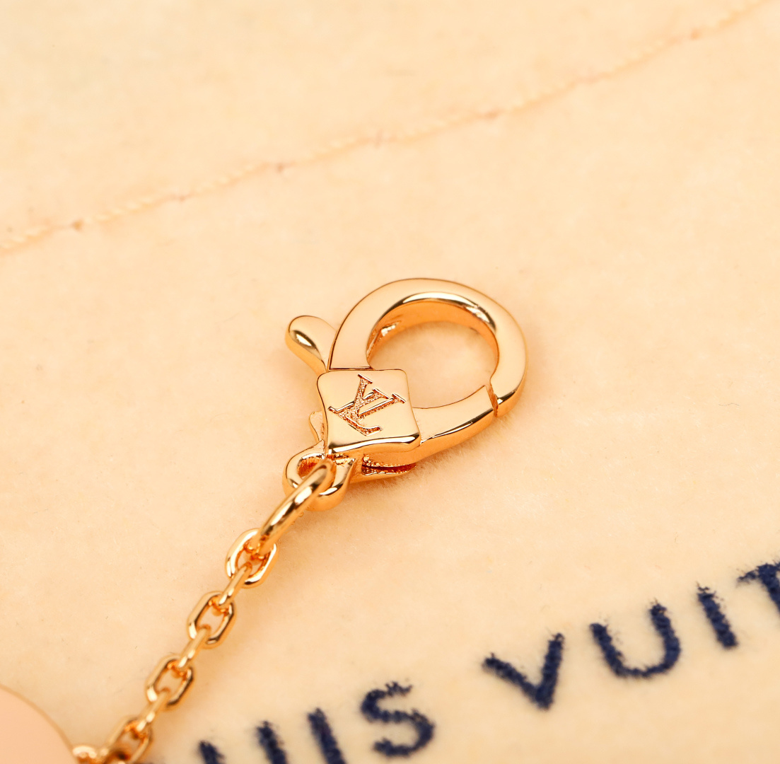 ¥ 210【我们出品】四花手链  ZP💰49920+，可订做18K真金真钻版，只做对版真金货，价询客Fu

【纯银精工版】👍🏻👍🏻真心是太美了，ZP为18K真金真钻材质，再加上天然的贝壳做为四叶草的形状，非常的令人爱不释手，让人欲罢不能😋
Color Blossom BB系列设计向乔治路易威登创于1896年的Monogram花卉图纹致敬。伴着钻石的衬映，精致娇艳的鲜花在白色珍珠母上绽放璀璨的玫瑰金光。在钻石上打磨出这些精致的曲线与火光需要数月之久的精工细作。这个天然的四叶草配件，认准ZP的形状，中间圆珠位置旁边的贝壳配件都是一个内凹的形状，而四叶草的四个瓣却又是中间凸起，四边凹的造型，相当于一个四叶草的配件，凹凸有致，且上下起伏，非常非常的难做，中心位置又必须开一个孔位，🤣🤣这个四叶草的配件比起VCA的四叶草配件难度系数是高达10倍之多，我们也是找了不下5家车石头配件的，最后才做出来了ZP的这种形状工艺，非常不容易❗️珠宝类的工艺，真心不是盖的❗️
欢迎PK市面的各种版本，一万个推荐👍🏻👍🏻
升级版 