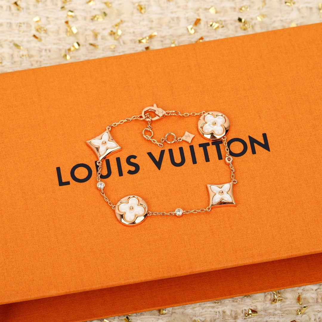 ¥ 210【我们出品】四花手链  ZP💰49920+，可订做18K真金真钻版，只做对版真金货，价询客Fu

【纯银精工版】👍🏻👍🏻真心是太美了，ZP为18K真金真钻材质，再加上天然的贝壳做为四叶草的形状，非常的令人爱不释手，让人欲罢不能😋
Color Blossom BB系列设计向乔治路易威登创于1896年的Monogram花卉图纹致敬。伴着钻石的衬映，精致娇艳的鲜花在白色珍珠母上绽放璀璨的玫瑰金光。在钻石上打磨出这些精致的曲线与火光需要数月之久的精工细作。这个天然的四叶草配件，认准ZP的形状，中间圆珠位置旁边的贝壳配件都是一个内凹的形状，而四叶草的四个瓣却又是中间凸起，四边凹的造型，相当于一个四叶草的配件，凹凸有致，且上下起伏，非常非常的难做，中心位置又必须开一个孔位，🤣🤣这个四叶草的配件比起VCA的四叶草配件难度系数是高达10倍之多，我们也是找了不下5家车石头配件的，最后才做出来了ZP的这种形状工艺，非常不容易❗️珠宝类的工艺，真心不是盖的❗️
欢迎PK市面的各种版本，一万个推荐👍🏻👍🏻
升级版 