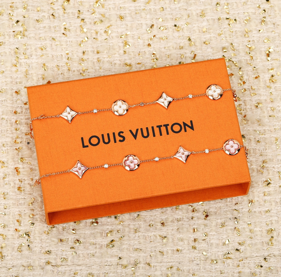 ¥ 210【我们出品】四花手链  ZP💰49920+，可订做18K真金真钻版，只做对版真金货，价询客Fu

【纯银精工版】👍🏻👍🏻真心是太美了，ZP为18K真金真钻材质，再加上天然的贝壳做为四叶草的形状，非常的令人爱不释手，让人欲罢不能😋
Color Blossom BB系列设计向乔治路易威登创于1896年的Monogram花卉图纹致敬。伴着钻石的衬映，精致娇艳的鲜花在白色珍珠母上绽放璀璨的玫瑰金光。在钻石上打磨出这些精致的曲线与火光需要数月之久的精工细作。这个天然的四叶草配件，认准ZP的形状，中间圆珠位置旁边的贝壳配件都是一个内凹的形状，而四叶草的四个瓣却又是中间凸起，四边凹的造型，相当于一个四叶草的配件，凹凸有致，且上下起伏，非常非常的难做，中心位置又必须开一个孔位，🤣🤣这个四叶草的配件比起VCA的四叶草配件难度系数是高达10倍之多，我们也是找了不下5家车石头配件的，最后才做出来了ZP的这种形状工艺，非常不容易❗️珠宝类的工艺，真心不是盖的❗️
欢迎PK市面的各种版本，一万个推荐👍🏻👍🏻
升级版 