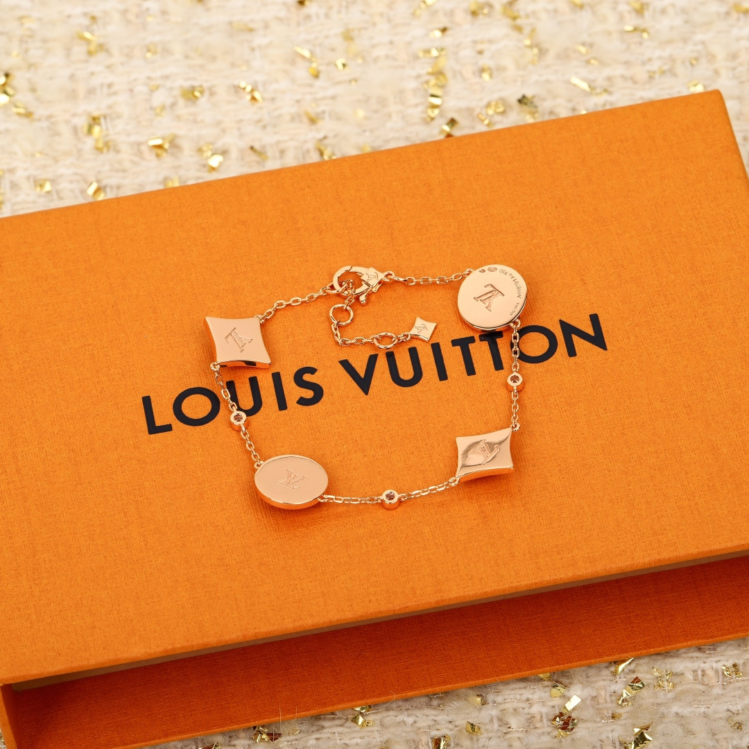 ¥ 210【我们出品】四花手链  ZP💰49920+，可订做18K真金真钻版，只做对版真金货，价询客Fu

【纯银精工版】👍🏻👍🏻真心是太美了，ZP为18K真金真钻材质，再加上天然的贝壳做为四叶草的形状，非常的令人爱不释手，让人欲罢不能😋
Color Blossom BB系列设计向乔治路易威登创于1896年的Monogram花卉图纹致敬。伴着钻石的衬映，精致娇艳的鲜花在白色珍珠母上绽放璀璨的玫瑰金光。在钻石上打磨出这些精致的曲线与火光需要数月之久的精工细作。这个天然的四叶草配件，认准ZP的形状，中间圆珠位置旁边的贝壳配件都是一个内凹的形状，而四叶草的四个瓣却又是中间凸起，四边凹的造型，相当于一个四叶草的配件，凹凸有致，且上下起伏，非常非常的难做，中心位置又必须开一个孔位，🤣🤣这个四叶草的配件比起VCA的四叶草配件难度系数是高达10倍之多，我们也是找了不下5家车石头配件的，最后才做出来了ZP的这种形状工艺，非常不容易❗️珠宝类的工艺，真心不是盖的❗️
欢迎PK市面的各种版本，一万个推荐👍🏻👍🏻
升级版 