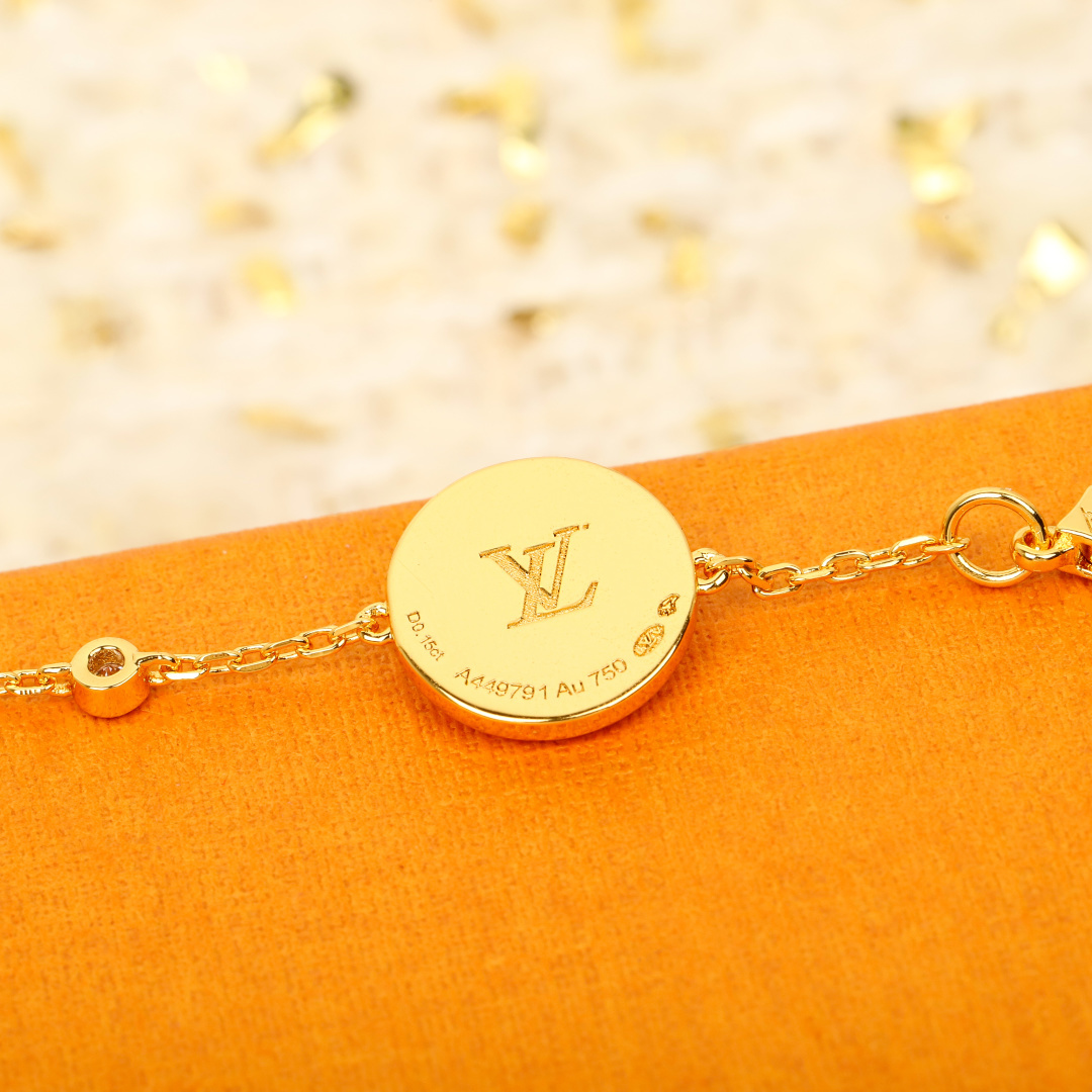 ¥ 210【我们出品】四花手链  ZP💰49920+，可订做18K真金真钻版，只做对版真金货，价询客Fu

【纯银精工版】👍🏻👍🏻真心是太美了，ZP为18K真金真钻材质，再加上天然的贝壳做为四叶草的形状，非常的令人爱不释手，让人欲罢不能😋
Color Blossom BB系列设计向乔治路易威登创于1896年的Monogram花卉图纹致敬。伴着钻石的衬映，精致娇艳的鲜花在白色珍珠母上绽放璀璨的玫瑰金光。在钻石上打磨出这些精致的曲线与火光需要数月之久的精工细作。这个天然的四叶草配件，认准ZP的形状，中间圆珠位置旁边的贝壳配件都是一个内凹的形状，而四叶草的四个瓣却又是中间凸起，四边凹的造型，相当于一个四叶草的配件，凹凸有致，且上下起伏，非常非常的难做，中心位置又必须开一个孔位，🤣🤣这个四叶草的配件比起VCA的四叶草配件难度系数是高达10倍之多，我们也是找了不下5家车石头配件的，最后才做出来了ZP的这种形状工艺，非常不容易❗️珠宝类的工艺，真心不是盖的❗️
欢迎PK市面的各种版本，一万个推荐👍🏻👍🏻
升级版 