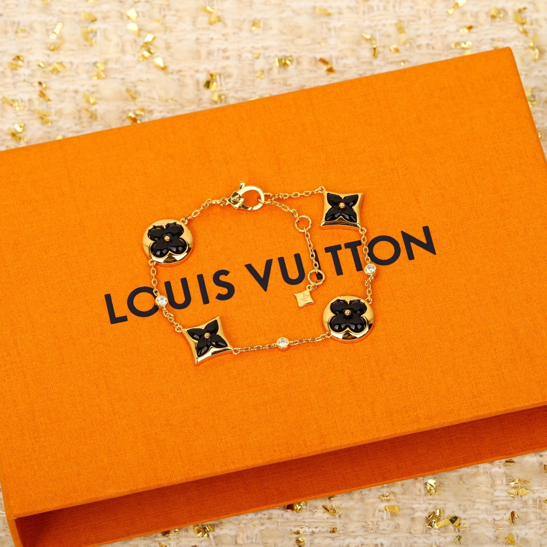 ¥ 210【我们出品】四花手链  ZP💰49920+，可订做18K真金真钻版，只做对版真金货，价询客Fu

【纯银精工版】👍🏻👍🏻真心是太美了，ZP为18K真金真钻材质，再加上天然的贝壳做为四叶草的形状，非常的令人爱不释手，让人欲罢不能😋
Color Blossom BB系列设计向乔治路易威登创于1896年的Monogram花卉图纹致敬。伴着钻石的衬映，精致娇艳的鲜花在白色珍珠母上绽放璀璨的玫瑰金光。在钻石上打磨出这些精致的曲线与火光需要数月之久的精工细作。这个天然的四叶草配件，认准ZP的形状，中间圆珠位置旁边的贝壳配件都是一个内凹的形状，而四叶草的四个瓣却又是中间凸起，四边凹的造型，相当于一个四叶草的配件，凹凸有致，且上下起伏，非常非常的难做，中心位置又必须开一个孔位，🤣🤣这个四叶草的配件比起VCA的四叶草配件难度系数是高达10倍之多，我们也是找了不下5家车石头配件的，最后才做出来了ZP的这种形状工艺，非常不容易❗️珠宝类的工艺，真心不是盖的❗️
欢迎PK市面的各种版本，一万个推荐👍🏻👍🏻
升级版 