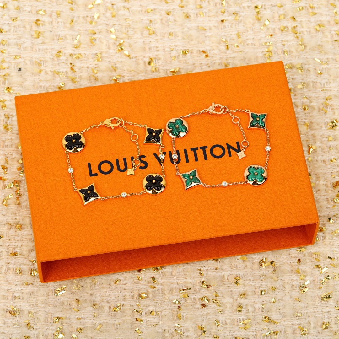 ¥ 210【我们出品】四花手链  ZP💰49920+，可订做18K真金真钻版，只做对版真金货，价询客Fu

【纯银精工版】👍🏻👍🏻真心是太美了，ZP为18K真金真钻材质，再加上天然的贝壳做为四叶草的形状，非常的令人爱不释手，让人欲罢不能😋
Color Blossom BB系列设计向乔治路易威登创于1896年的Monogram花卉图纹致敬。伴着钻石的衬映，精致娇艳的鲜花在白色珍珠母上绽放璀璨的玫瑰金光。在钻石上打磨出这些精致的曲线与火光需要数月之久的精工细作。这个天然的四叶草配件，认准ZP的形状，中间圆珠位置旁边的贝壳配件都是一个内凹的形状，而四叶草的四个瓣却又是中间凸起，四边凹的造型，相当于一个四叶草的配件，凹凸有致，且上下起伏，非常非常的难做，中心位置又必须开一个孔位，🤣🤣这个四叶草的配件比起VCA的四叶草配件难度系数是高达10倍之多，我们也是找了不下5家车石头配件的，最后才做出来了ZP的这种形状工艺，非常不容易❗️珠宝类的工艺，真心不是盖的❗️
欢迎PK市面的各种版本，一万个推荐👍🏻👍🏻
升级版 