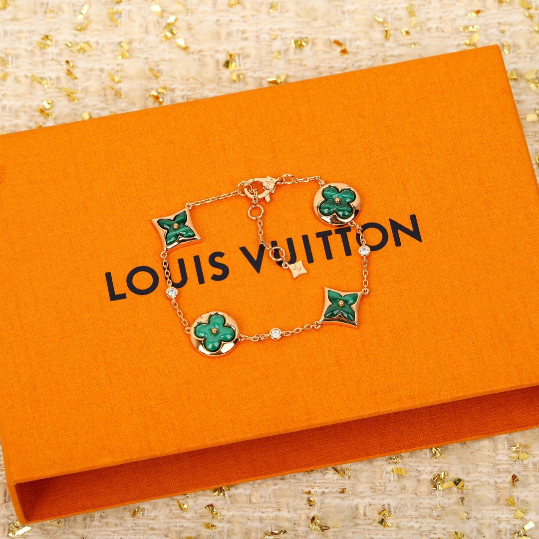 ¥ 210【我们出品】四花手链  ZP💰49920+，可订做18K真金真钻版，只做对版真金货，价询客Fu

【纯银精工版】👍🏻👍🏻真心是太美了，ZP为18K真金真钻材质，再加上天然的贝壳做为四叶草的形状，非常的令人爱不释手，让人欲罢不能😋
Color Blossom BB系列设计向乔治路易威登创于1896年的Monogram花卉图纹致敬。伴着钻石的衬映，精致娇艳的鲜花在白色珍珠母上绽放璀璨的玫瑰金光。在钻石上打磨出这些精致的曲线与火光需要数月之久的精工细作。这个天然的四叶草配件，认准ZP的形状，中间圆珠位置旁边的贝壳配件都是一个内凹的形状，而四叶草的四个瓣却又是中间凸起，四边凹的造型，相当于一个四叶草的配件，凹凸有致，且上下起伏，非常非常的难做，中心位置又必须开一个孔位，🤣🤣这个四叶草的配件比起VCA的四叶草配件难度系数是高达10倍之多，我们也是找了不下5家车石头配件的，最后才做出来了ZP的这种形状工艺，非常不容易❗️珠宝类的工艺，真心不是盖的❗️
欢迎PK市面的各种版本，一万个推荐👍🏻👍🏻
升级版 