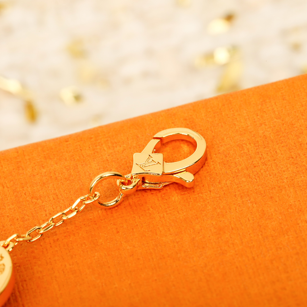 ¥ 210【我们出品】四花手链  ZP💰49920+，可订做18K真金真钻版，只做对版真金货，价询客Fu

【纯银精工版】👍🏻👍🏻真心是太美了，ZP为18K真金真钻材质，再加上天然的贝壳做为四叶草的形状，非常的令人爱不释手，让人欲罢不能😋
Color Blossom BB系列设计向乔治路易威登创于1896年的Monogram花卉图纹致敬。伴着钻石的衬映，精致娇艳的鲜花在白色珍珠母上绽放璀璨的玫瑰金光。在钻石上打磨出这些精致的曲线与火光需要数月之久的精工细作。这个天然的四叶草配件，认准ZP的形状，中间圆珠位置旁边的贝壳配件都是一个内凹的形状，而四叶草的四个瓣却又是中间凸起，四边凹的造型，相当于一个四叶草的配件，凹凸有致，且上下起伏，非常非常的难做，中心位置又必须开一个孔位，🤣🤣这个四叶草的配件比起VCA的四叶草配件难度系数是高达10倍之多，我们也是找了不下5家车石头配件的，最后才做出来了ZP的这种形状工艺，非常不容易❗️珠宝类的工艺，真心不是盖的❗️
欢迎PK市面的各种版本，一万个推荐👍🏻👍🏻
升级版 