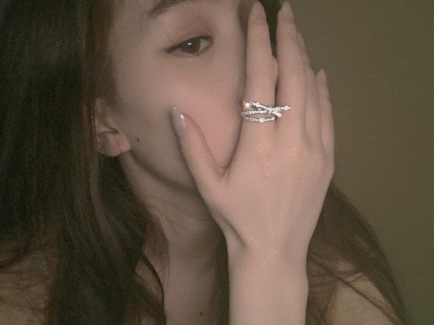 ¥ 200【我们出品】蝴蝶结戒指  zp💰71420+  认准唯一一家真正购入珠宝类ZP开发的，可订做真金真钻，只做对版ZP真金货，Pk市面各种金货❗️量大咨询客Fu

RUBAN戒指，RUBAN系列在时装与珠宝间打了个美丽的结。编织永恒以白K金镶钻作品向香奈儿时装致敬，展现与众不同的穿搭风格。ZP为18k金，我们出品通体采用925银，手工镶嵌钻石，蝴蝶结+交叉设计，再加上双层叠加错位，非常复杂的工艺，珠宝款式真的非常考验一个工厂的技术，越复杂的工艺越能提现出一个工厂的功力。也只有非常有实力的工厂配合才能生产出如此精致的珠宝，不是你知道就能生产的，必须有专业的老师傅配合才能产出如此完美之物。看细节❗️❗️❗️