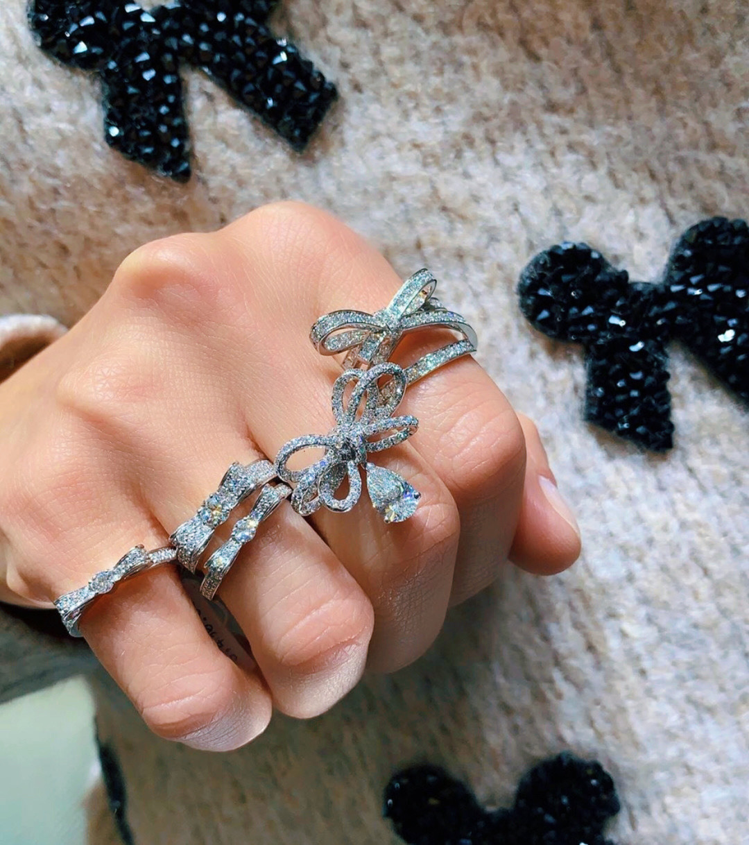 ¥ 200【我们出品】蝴蝶结戒指  zp💰71420+  认准唯一一家真正购入珠宝类ZP开发的，可订做真金真钻，只做对版ZP真金货，Pk市面各种金货❗️量大咨询客Fu

RUBAN戒指，RUBAN系列在时装与珠宝间打了个美丽的结。编织永恒以白K金镶钻作品向香奈儿时装致敬，展现与众不同的穿搭风格。ZP为18k金，我们出品通体采用925银，手工镶嵌钻石，蝴蝶结+交叉设计，再加上双层叠加错位，非常复杂的工艺，珠宝款式真的非常考验一个工厂的技术，越复杂的工艺越能提现出一个工厂的功力。也只有非常有实力的工厂配合才能生产出如此精致的珠宝，不是你知道就能生产的，必须有专业的老师傅配合才能产出如此完美之物。看细节❗️❗️❗️