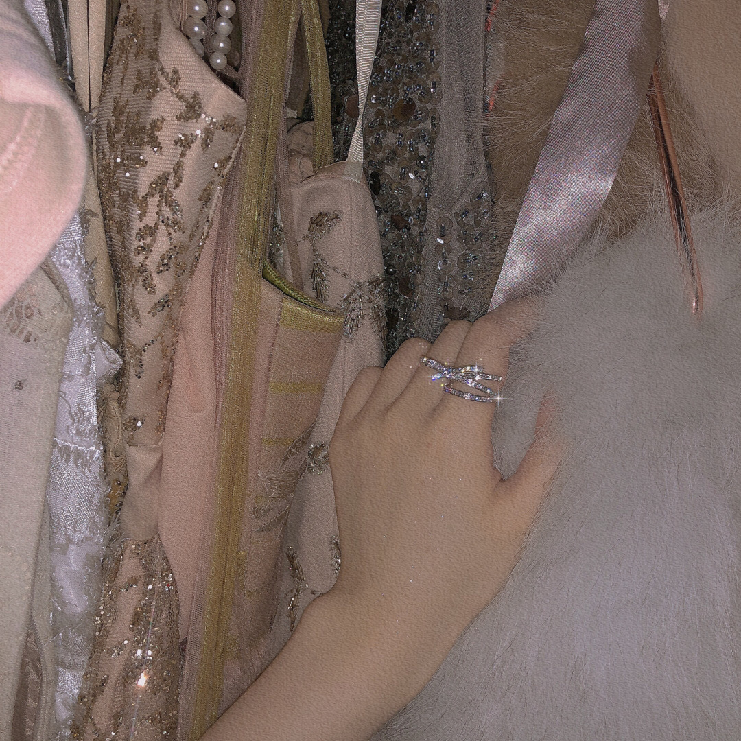 ¥ 200【我们出品】蝴蝶结戒指  zp💰71420+  认准唯一一家真正购入珠宝类ZP开发的，可订做真金真钻，只做对版ZP真金货，Pk市面各种金货❗️量大咨询客Fu

RUBAN戒指，RUBAN系列在时装与珠宝间打了个美丽的结。编织永恒以白K金镶钻作品向香奈儿时装致敬，展现与众不同的穿搭风格。ZP为18k金，我们出品通体采用925银，手工镶嵌钻石，蝴蝶结+交叉设计，再加上双层叠加错位，非常复杂的工艺，珠宝款式真的非常考验一个工厂的技术，越复杂的工艺越能提现出一个工厂的功力。也只有非常有实力的工厂配合才能生产出如此精致的珠宝，不是你知道就能生产的，必须有专业的老师傅配合才能产出如此完美之物。看细节❗️❗️❗️