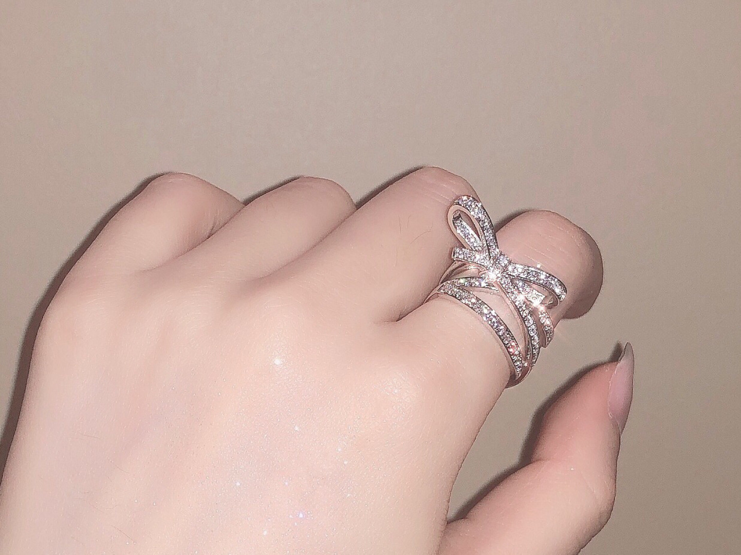 ¥ 200【我们出品】蝴蝶结戒指  zp💰71420+  认准唯一一家真正购入珠宝类ZP开发的，可订做真金真钻，只做对版ZP真金货，Pk市面各种金货❗️量大咨询客Fu

RUBAN戒指，RUBAN系列在时装与珠宝间打了个美丽的结。编织永恒以白K金镶钻作品向香奈儿时装致敬，展现与众不同的穿搭风格。ZP为18k金，我们出品通体采用925银，手工镶嵌钻石，蝴蝶结+交叉设计，再加上双层叠加错位，非常复杂的工艺，珠宝款式真的非常考验一个工厂的技术，越复杂的工艺越能提现出一个工厂的功力。也只有非常有实力的工厂配合才能生产出如此精致的珠宝，不是你知道就能生产的，必须有专业的老师傅配合才能产出如此完美之物。看细节❗️❗️❗️