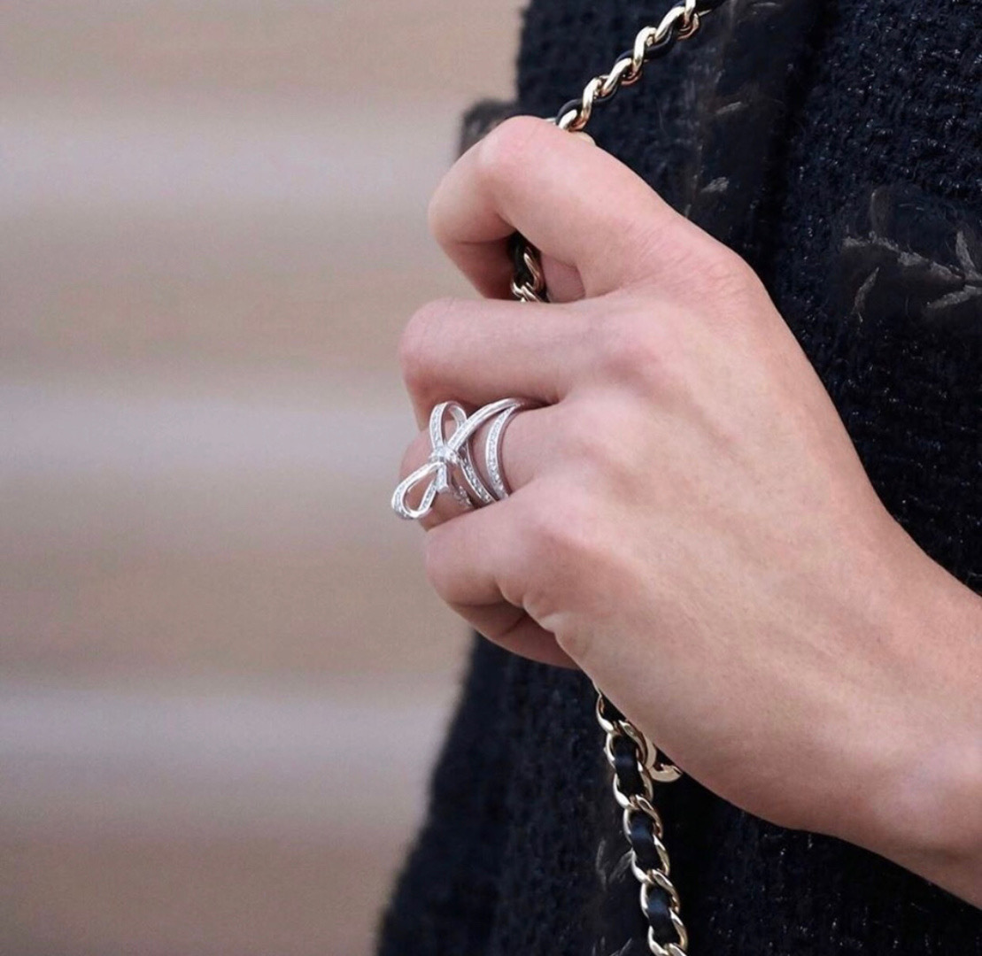 ¥ 200【我们出品】蝴蝶结戒指  zp💰71420+  认准唯一一家真正购入珠宝类ZP开发的，可订做真金真钻，只做对版ZP真金货，Pk市面各种金货❗️量大咨询客Fu

RUBAN戒指，RUBAN系列在时装与珠宝间打了个美丽的结。编织永恒以白K金镶钻作品向香奈儿时装致敬，展现与众不同的穿搭风格。ZP为18k金，我们出品通体采用925银，手工镶嵌钻石，蝴蝶结+交叉设计，再加上双层叠加错位，非常复杂的工艺，珠宝款式真的非常考验一个工厂的技术，越复杂的工艺越能提现出一个工厂的功力。也只有非常有实力的工厂配合才能生产出如此精致的珠宝，不是你知道就能生产的，必须有专业的老师傅配合才能产出如此完美之物。看细节❗️❗️❗️