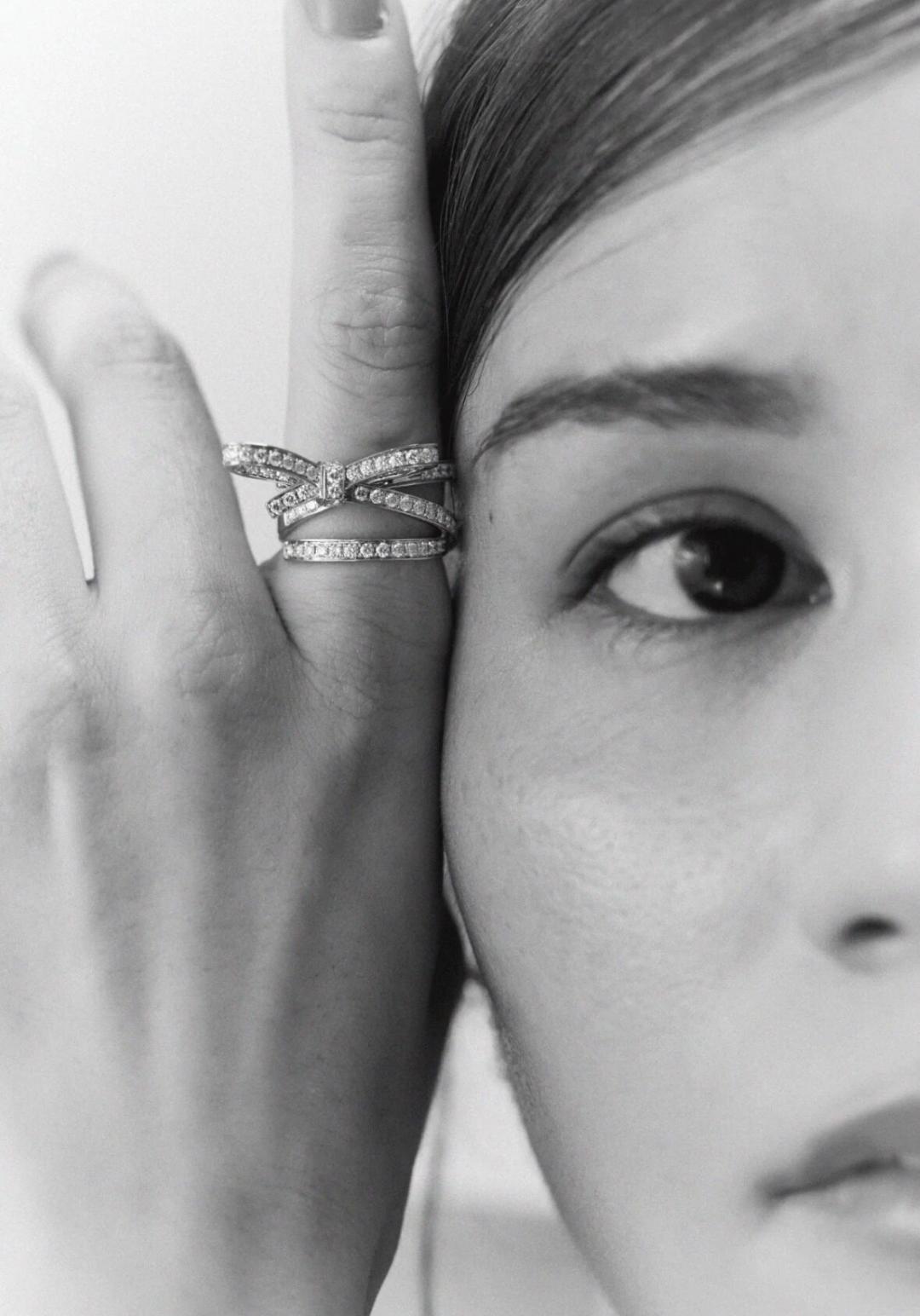 ¥ 200【我们出品】蝴蝶结戒指  zp💰71420+  认准唯一一家真正购入珠宝类ZP开发的，可订做真金真钻，只做对版ZP真金货，Pk市面各种金货❗️量大咨询客Fu

RUBAN戒指，RUBAN系列在时装与珠宝间打了个美丽的结。编织永恒以白K金镶钻作品向香奈儿时装致敬，展现与众不同的穿搭风格。ZP为18k金，我们出品通体采用925银，手工镶嵌钻石，蝴蝶结+交叉设计，再加上双层叠加错位，非常复杂的工艺，珠宝款式真的非常考验一个工厂的技术，越复杂的工艺越能提现出一个工厂的功力。也只有非常有实力的工厂配合才能生产出如此精致的珠宝，不是你知道就能生产的，必须有专业的老师傅配合才能产出如此完美之物。看细节❗️❗️❗️