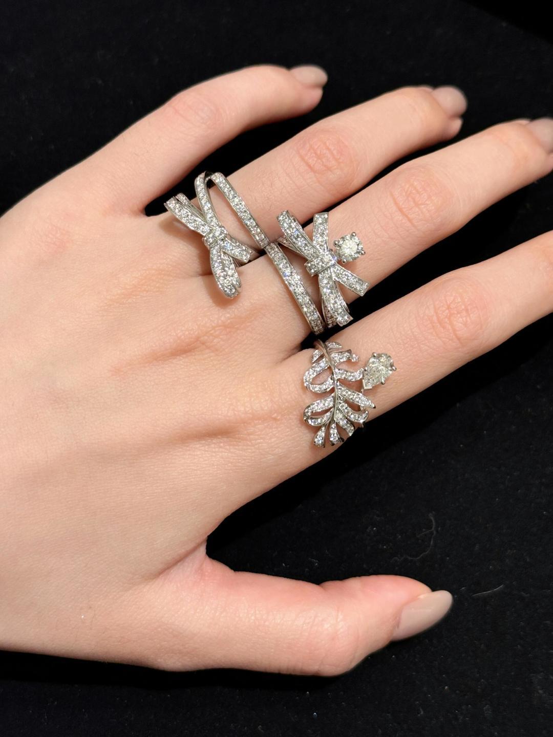 ¥ 200【我们出品】蝴蝶结戒指  zp💰71420+  认准唯一一家真正购入珠宝类ZP开发的，可订做真金真钻，只做对版ZP真金货，Pk市面各种金货❗️量大咨询客Fu

RUBAN戒指，RUBAN系列在时装与珠宝间打了个美丽的结。编织永恒以白K金镶钻作品向香奈儿时装致敬，展现与众不同的穿搭风格。ZP为18k金，我们出品通体采用925银，手工镶嵌钻石，蝴蝶结+交叉设计，再加上双层叠加错位，非常复杂的工艺，珠宝款式真的非常考验一个工厂的技术，越复杂的工艺越能提现出一个工厂的功力。也只有非常有实力的工厂配合才能生产出如此精致的珠宝，不是你知道就能生产的，必须有专业的老师傅配合才能产出如此完美之物。看细节❗️❗️❗️