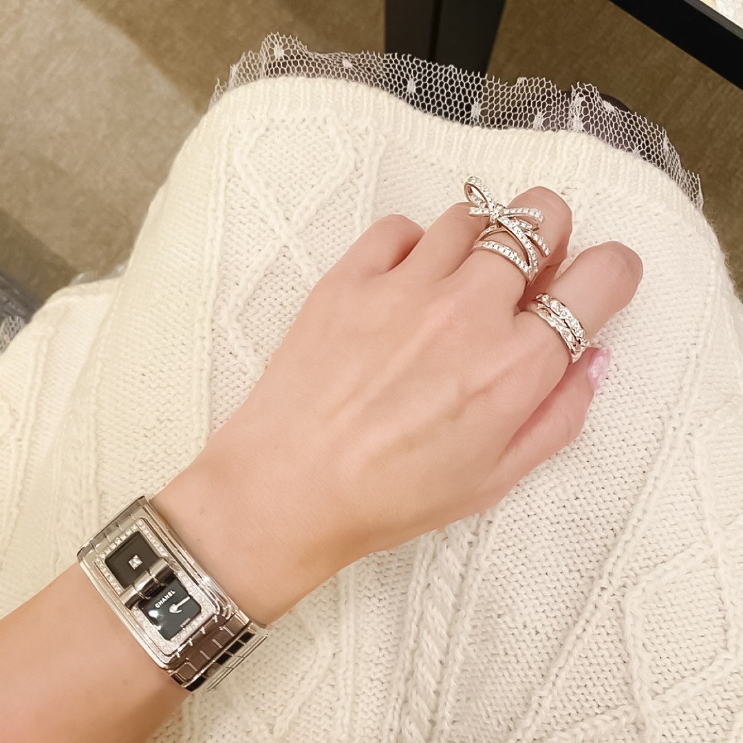 ¥ 200【我们出品】蝴蝶结戒指  zp💰71420+  认准唯一一家真正购入珠宝类ZP开发的，可订做真金真钻，只做对版ZP真金货，Pk市面各种金货❗️量大咨询客Fu

RUBAN戒指，RUBAN系列在时装与珠宝间打了个美丽的结。编织永恒以白K金镶钻作品向香奈儿时装致敬，展现与众不同的穿搭风格。ZP为18k金，我们出品通体采用925银，手工镶嵌钻石，蝴蝶结+交叉设计，再加上双层叠加错位，非常复杂的工艺，珠宝款式真的非常考验一个工厂的技术，越复杂的工艺越能提现出一个工厂的功力。也只有非常有实力的工厂配合才能生产出如此精致的珠宝，不是你知道就能生产的，必须有专业的老师傅配合才能产出如此完美之物。看细节❗️❗️❗️