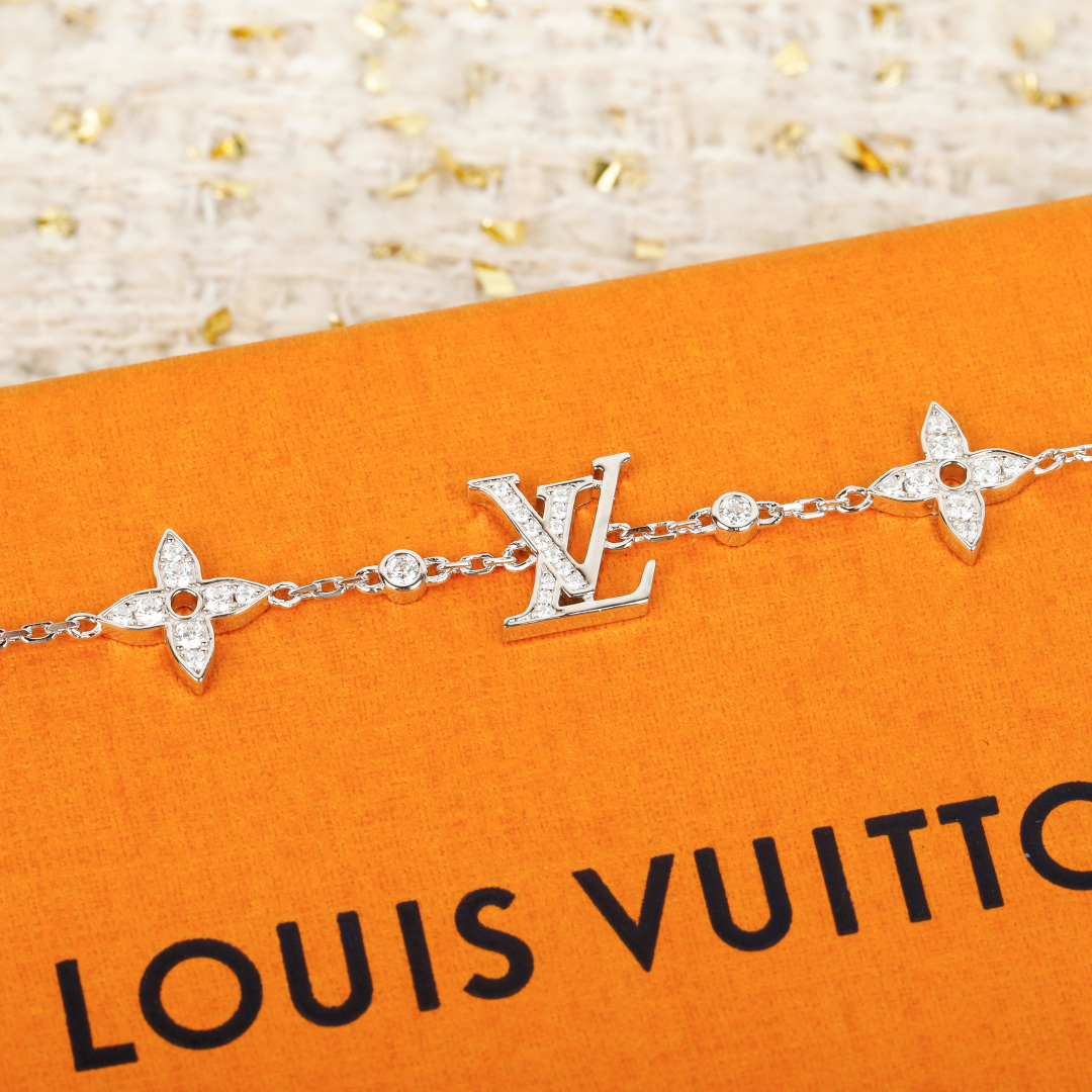 ¥ 270【我们出品】Idylle Blossom 珠宝系列手链，量大咨询客Fu❗️

Idylle Blossom 珠宝系列以典雅笔触重绎品牌标识。 匠心雕琢 Georges-Louis Vuitton 于 1896 年创作的 Monogram 元素，再令璀璨钻石点缀其间。适宜与同系列单品一同佩戴，在各式场合自信展露个性风采。
非常精致很有设计感的手链，太爱啦❣️经典的Monogr@m  Flower元素每一朵小花都是我们家珠宝类工艺老师傅在显微镜🔬下放大🔍数百倍精雕细琢而出！立体感弧度都拿捏到位！非常细腻完美！太太太高级了❗️绝对是日常搭配的点睛之笔，简约高级！经典耐看！非常推荐大家自留❗️