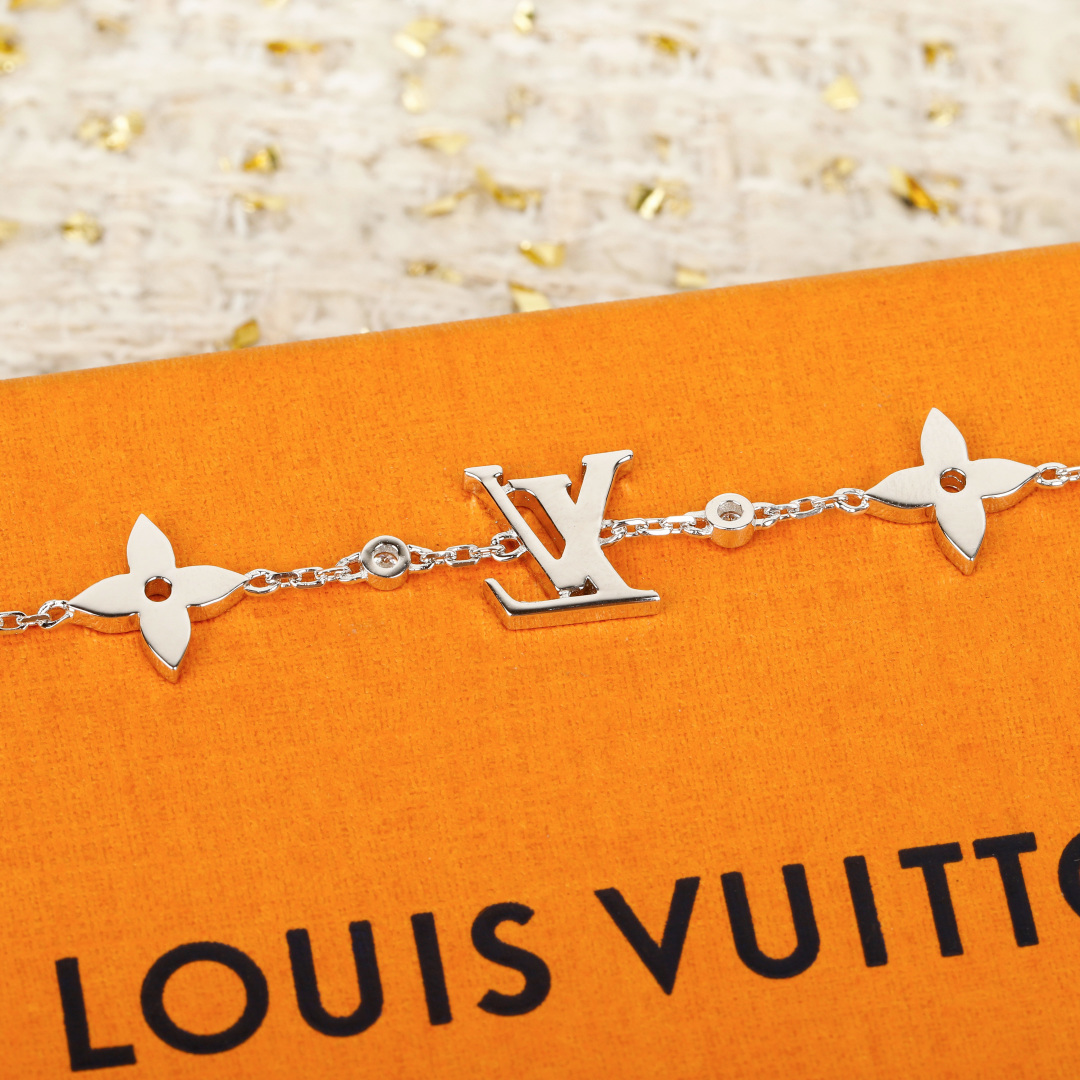 ¥ 270【我们出品】Idylle Blossom 珠宝系列手链，量大咨询客Fu❗️

Idylle Blossom 珠宝系列以典雅笔触重绎品牌标识。 匠心雕琢 Georges-Louis Vuitton 于 1896 年创作的 Monogram 元素，再令璀璨钻石点缀其间。适宜与同系列单品一同佩戴，在各式场合自信展露个性风采。
非常精致很有设计感的手链，太爱啦❣️经典的Monogr@m  Flower元素每一朵小花都是我们家珠宝类工艺老师傅在显微镜🔬下放大🔍数百倍精雕细琢而出！立体感弧度都拿捏到位！非常细腻完美！太太太高级了❗️绝对是日常搭配的点睛之笔，简约高级！经典耐看！非常推荐大家自留❗️