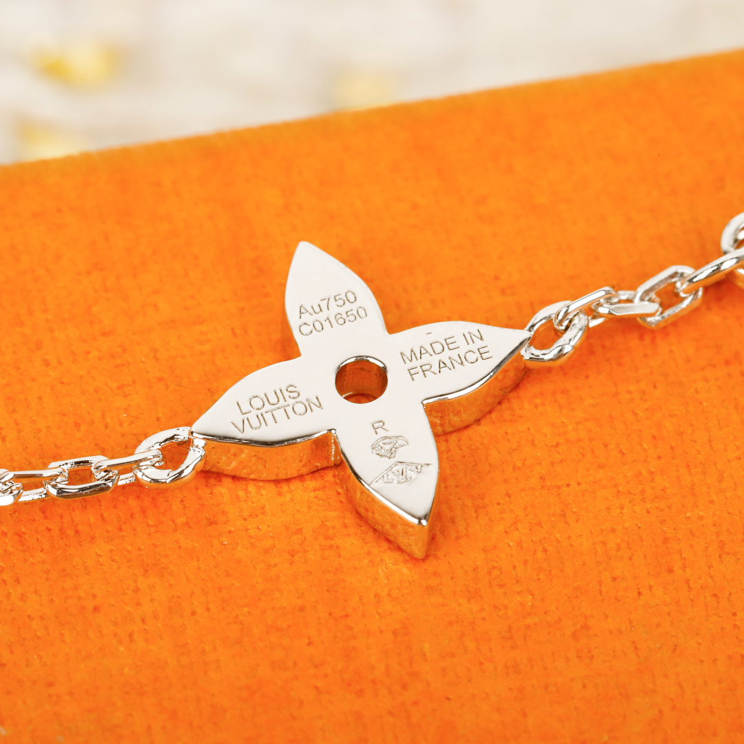 ¥ 270【我们出品】Idylle Blossom 珠宝系列手链，量大咨询客Fu❗️

Idylle Blossom 珠宝系列以典雅笔触重绎品牌标识。 匠心雕琢 Georges-Louis Vuitton 于 1896 年创作的 Monogram 元素，再令璀璨钻石点缀其间。适宜与同系列单品一同佩戴，在各式场合自信展露个性风采。
非常精致很有设计感的手链，太爱啦❣️经典的Monogr@m  Flower元素每一朵小花都是我们家珠宝类工艺老师傅在显微镜🔬下放大🔍数百倍精雕细琢而出！立体感弧度都拿捏到位！非常细腻完美！太太太高级了❗️绝对是日常搭配的点睛之笔，简约高级！经典耐看！非常推荐大家自留❗️