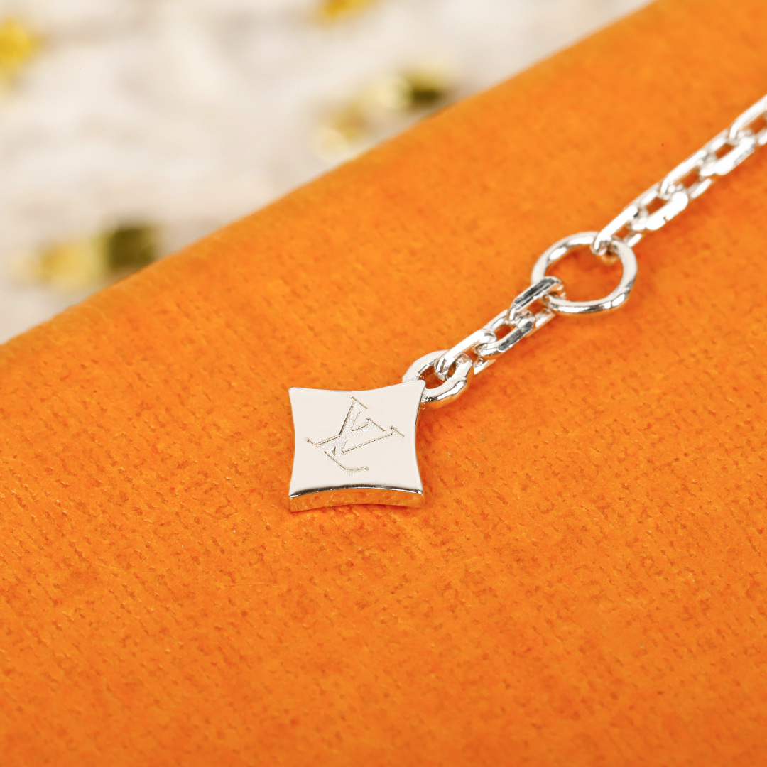 ¥ 270【我们出品】Idylle Blossom 珠宝系列手链，量大咨询客Fu❗️

Idylle Blossom 珠宝系列以典雅笔触重绎品牌标识。 匠心雕琢 Georges-Louis Vuitton 于 1896 年创作的 Monogram 元素，再令璀璨钻石点缀其间。适宜与同系列单品一同佩戴，在各式场合自信展露个性风采。
非常精致很有设计感的手链，太爱啦❣️经典的Monogr@m  Flower元素每一朵小花都是我们家珠宝类工艺老师傅在显微镜🔬下放大🔍数百倍精雕细琢而出！立体感弧度都拿捏到位！非常细腻完美！太太太高级了❗️绝对是日常搭配的点睛之笔，简约高级！经典耐看！非常推荐大家自留❗️