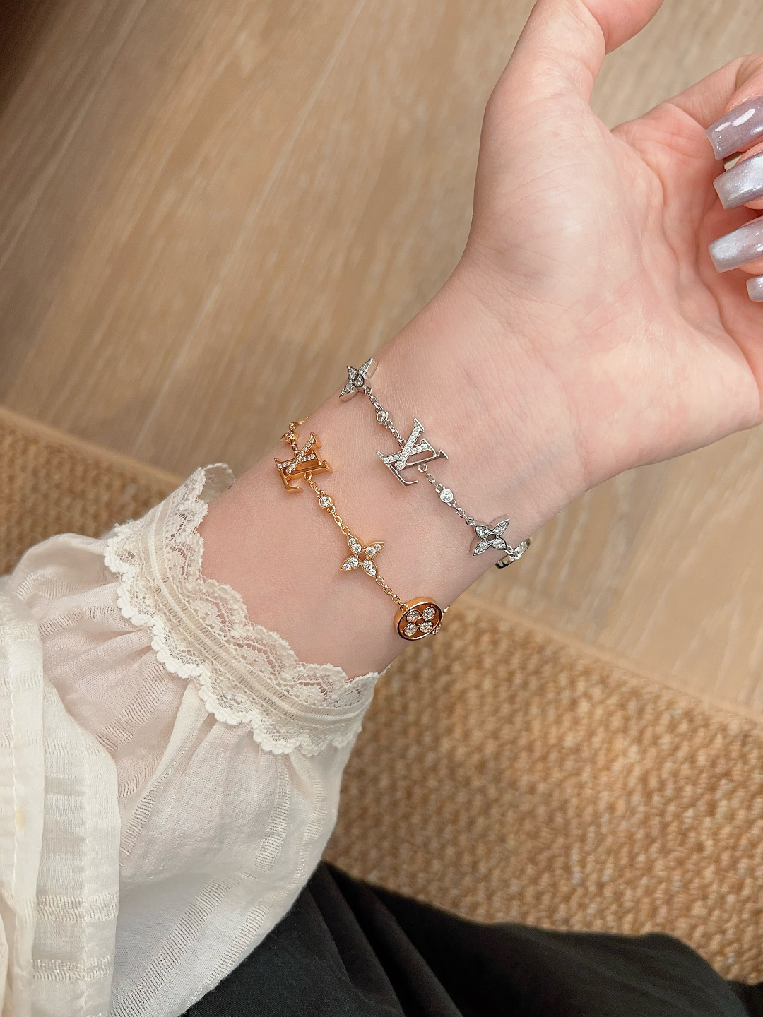 ¥ 270【我们出品】Idylle Blossom 珠宝系列手链，量大咨询客Fu❗️

Idylle Blossom 珠宝系列以典雅笔触重绎品牌标识。 匠心雕琢 Georges-Louis Vuitton 于 1896 年创作的 Monogram 元素，再令璀璨钻石点缀其间。适宜与同系列单品一同佩戴，在各式场合自信展露个性风采。
非常精致很有设计感的手链，太爱啦❣️经典的Monogr@m  Flower元素每一朵小花都是我们家珠宝类工艺老师傅在显微镜🔬下放大🔍数百倍精雕细琢而出！立体感弧度都拿捏到位！非常细腻完美！太太太高级了❗️绝对是日常搭配的点睛之笔，简约高级！经典耐看！非常推荐大家自留❗️