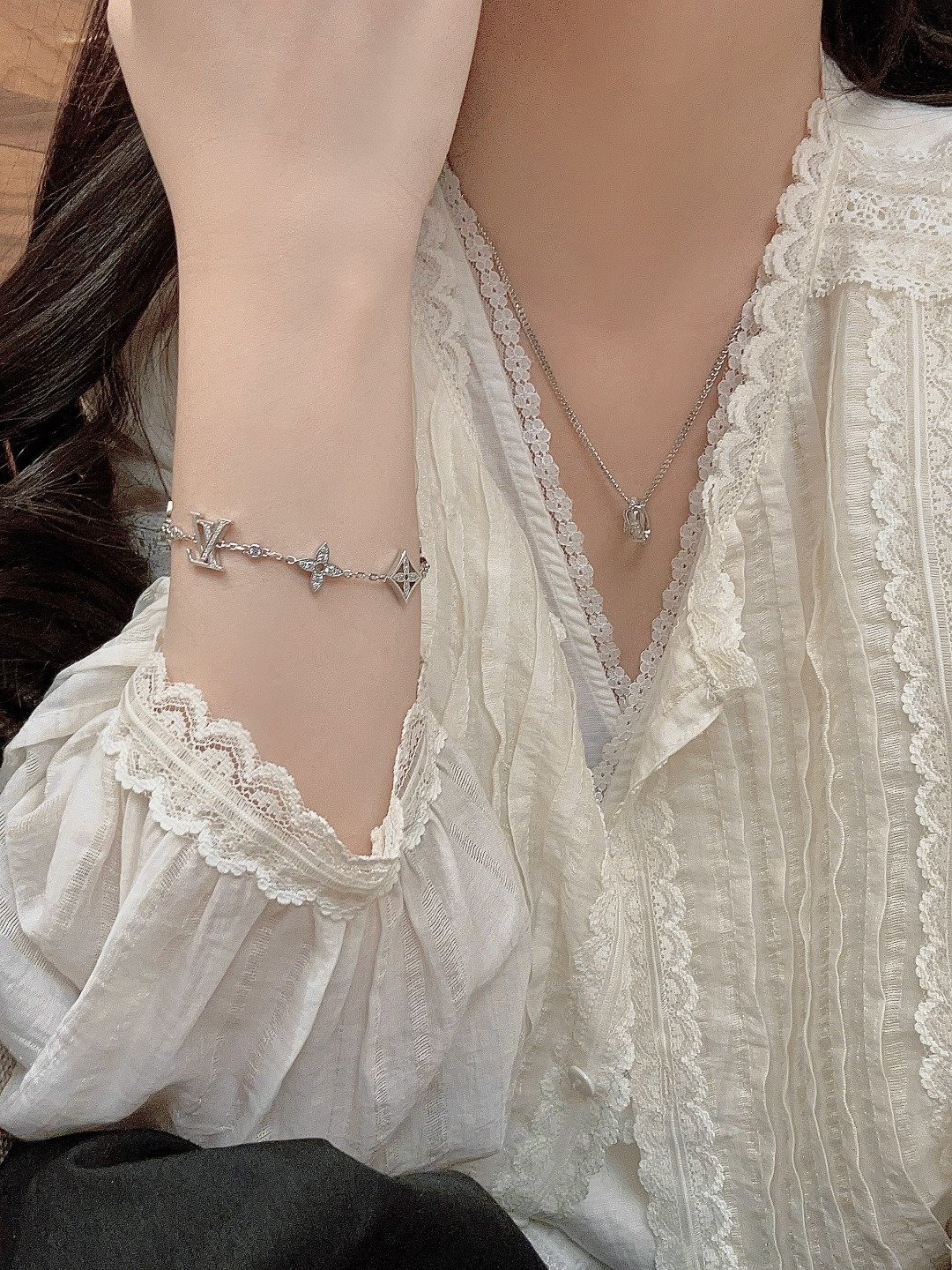 ¥ 270【我们出品】Idylle Blossom 珠宝系列手链，量大咨询客Fu❗️

Idylle Blossom 珠宝系列以典雅笔触重绎品牌标识。 匠心雕琢 Georges-Louis Vuitton 于 1896 年创作的 Monogram 元素，再令璀璨钻石点缀其间。适宜与同系列单品一同佩戴，在各式场合自信展露个性风采。
非常精致很有设计感的手链，太爱啦❣️经典的Monogr@m  Flower元素每一朵小花都是我们家珠宝类工艺老师傅在显微镜🔬下放大🔍数百倍精雕细琢而出！立体感弧度都拿捏到位！非常细腻完美！太太太高级了❗️绝对是日常搭配的点睛之笔，简约高级！经典耐看！非常推荐大家自留❗️