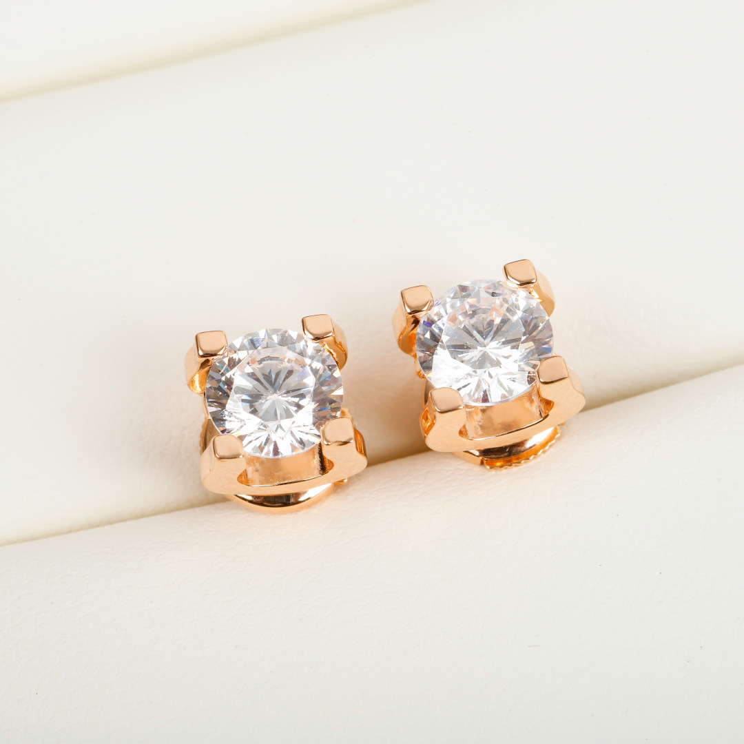 ¥ 140【我们出品】升级版牛角耳钉 上图即卖的大爆款[机智]，认准唯一一家真正购入珠宝类ZP开发的，可以订做真金真钻版，一致ZP，咨询客Fu 

经典牛角耳钉，一颗闪耀着光芒的珠宝，吸睛 高贵！简单又不浮夸！完美诠释高级的品味👏👏越是简单款越是要高级定制，底托整体五轴精雕，视觉效果和ZP一致！正面的爪子是绝对平面的，非常华丽耀眼！钻石采用美国进口硅钛料一级钻，很好的钻石替代品，超高性价比，不假白，永久了也不会起雾，方便打理。材质采用925银电镀18K，厚金电镀，保色程度更久
1卡 