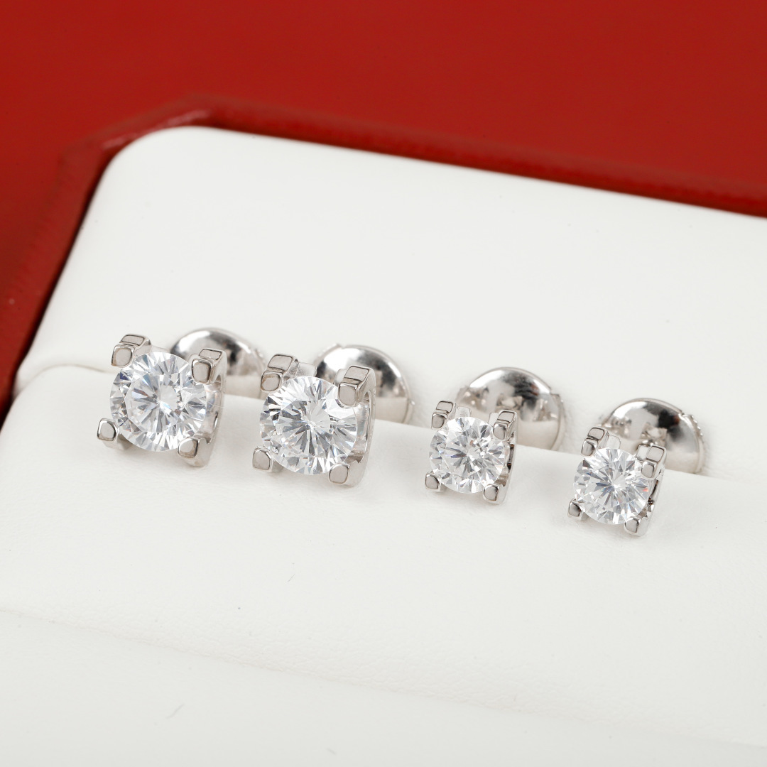 ¥ 140【我们出品】升级版牛角耳钉 上图即卖的大爆款[机智]，认准唯一一家真正购入珠宝类ZP开发的，可以订做真金真钻版，一致ZP，咨询客Fu 

经典牛角耳钉，一颗闪耀着光芒的珠宝，吸睛 高贵！简单又不浮夸！完美诠释高级的品味👏👏越是简单款越是要高级定制，底托整体五轴精雕，视觉效果和ZP一致！正面的爪子是绝对平面的，非常华丽耀眼！钻石采用美国进口硅钛料一级钻，很好的钻石替代品，超高性价比，不假白，永久了也不会起雾，方便打理。材质采用925银电镀18K，厚金电镀，保色程度更久
1卡 