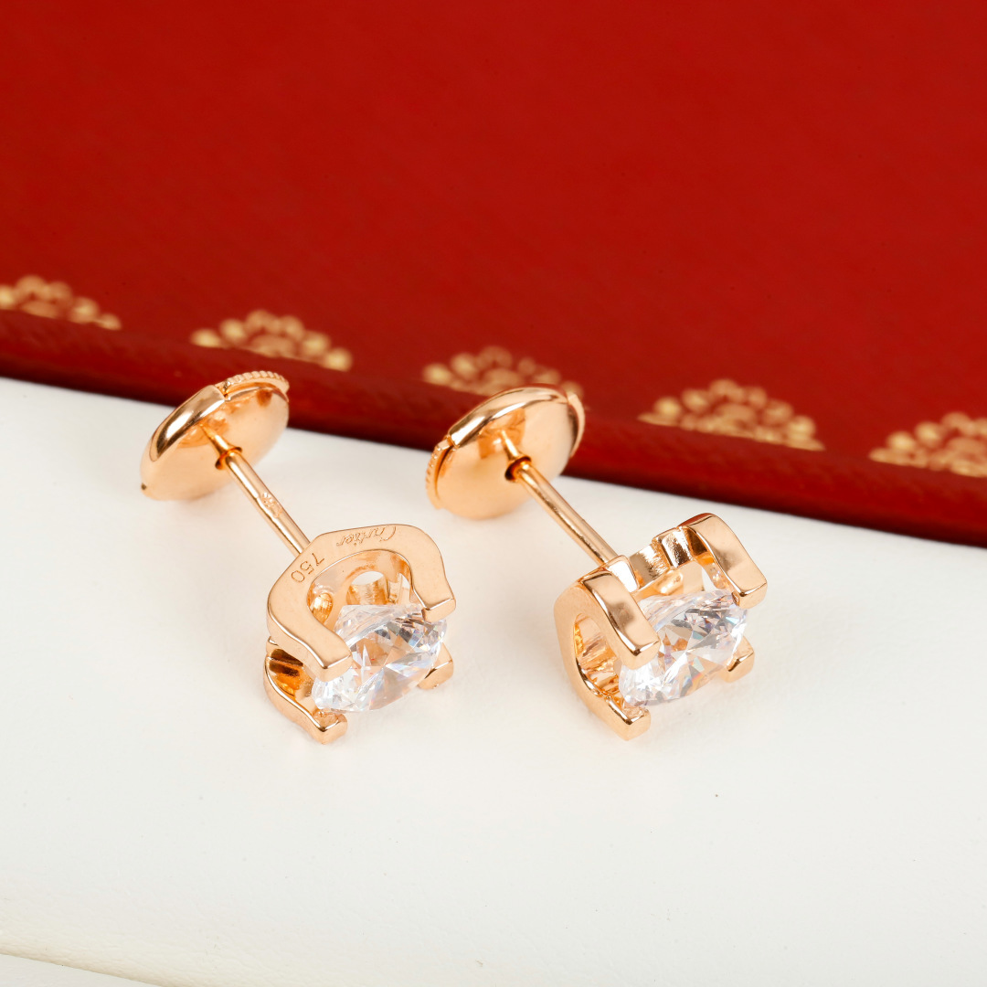 ¥ 140【我们出品】升级版牛角耳钉 上图即卖的大爆款[机智]，认准唯一一家真正购入珠宝类ZP开发的，可以订做真金真钻版，一致ZP，咨询客Fu 

经典牛角耳钉，一颗闪耀着光芒的珠宝，吸睛 高贵！简单又不浮夸！完美诠释高级的品味👏👏越是简单款越是要高级定制，底托整体五轴精雕，视觉效果和ZP一致！正面的爪子是绝对平面的，非常华丽耀眼！钻石采用美国进口硅钛料一级钻，很好的钻石替代品，超高性价比，不假白，永久了也不会起雾，方便打理。材质采用925银电镀18K，厚金电镀，保色程度更久
1卡 