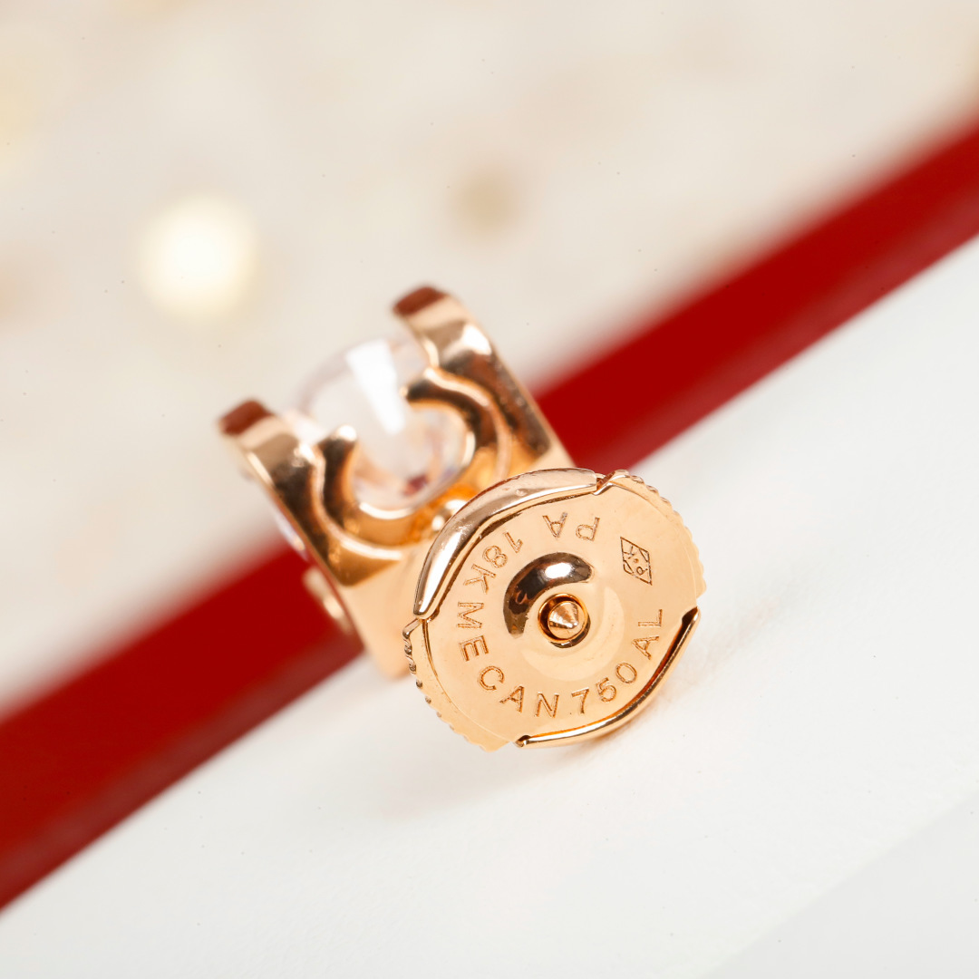 ¥ 140【我们出品】升级版牛角耳钉 上图即卖的大爆款[机智]，认准唯一一家真正购入珠宝类ZP开发的，可以订做真金真钻版，一致ZP，咨询客Fu 

经典牛角耳钉，一颗闪耀着光芒的珠宝，吸睛 高贵！简单又不浮夸！完美诠释高级的品味👏👏越是简单款越是要高级定制，底托整体五轴精雕，视觉效果和ZP一致！正面的爪子是绝对平面的，非常华丽耀眼！钻石采用美国进口硅钛料一级钻，很好的钻石替代品，超高性价比，不假白，永久了也不会起雾，方便打理。材质采用925银电镀18K，厚金电镀，保色程度更久
1卡 