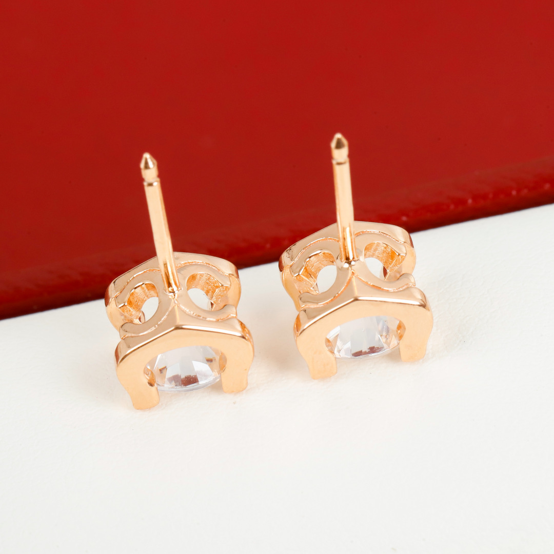 ¥ 140【我们出品】升级版牛角耳钉 上图即卖的大爆款[机智]，认准唯一一家真正购入珠宝类ZP开发的，可以订做真金真钻版，一致ZP，咨询客Fu 

经典牛角耳钉，一颗闪耀着光芒的珠宝，吸睛 高贵！简单又不浮夸！完美诠释高级的品味👏👏越是简单款越是要高级定制，底托整体五轴精雕，视觉效果和ZP一致！正面的爪子是绝对平面的，非常华丽耀眼！钻石采用美国进口硅钛料一级钻，很好的钻石替代品，超高性价比，不假白，永久了也不会起雾，方便打理。材质采用925银电镀18K，厚金电镀，保色程度更久
1卡 