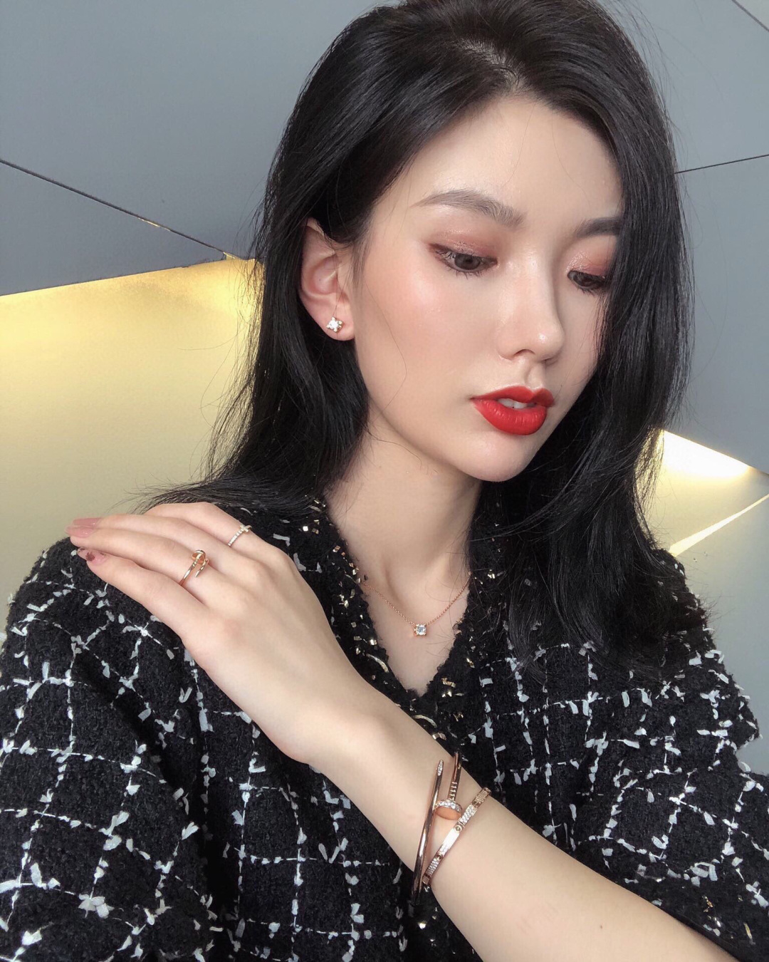 ¥ 140【我们出品】升级版牛角耳钉 上图即卖的大爆款[机智]，认准唯一一家真正购入珠宝类ZP开发的，可以订做真金真钻版，一致ZP，咨询客Fu 

经典牛角耳钉，一颗闪耀着光芒的珠宝，吸睛 高贵！简单又不浮夸！完美诠释高级的品味👏👏越是简单款越是要高级定制，底托整体五轴精雕，视觉效果和ZP一致！正面的爪子是绝对平面的，非常华丽耀眼！钻石采用美国进口硅钛料一级钻，很好的钻石替代品，超高性价比，不假白，永久了也不会起雾，方便打理。材质采用925银电镀18K，厚金电镀，保色程度更久
1卡 