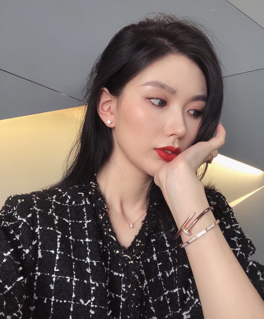 ¥ 140【我们出品】升级版牛角耳钉 上图即卖的大爆款[机智]，认准唯一一家真正购入珠宝类ZP开发的，可以订做真金真钻版，一致ZP，咨询客Fu 

经典牛角耳钉，一颗闪耀着光芒的珠宝，吸睛 高贵！简单又不浮夸！完美诠释高级的品味👏👏越是简单款越是要高级定制，底托整体五轴精雕，视觉效果和ZP一致！正面的爪子是绝对平面的，非常华丽耀眼！钻石采用美国进口硅钛料一级钻，很好的钻石替代品，超高性价比，不假白，永久了也不会起雾，方便打理。材质采用925银电镀18K，厚金电镀，保色程度更久
1卡 