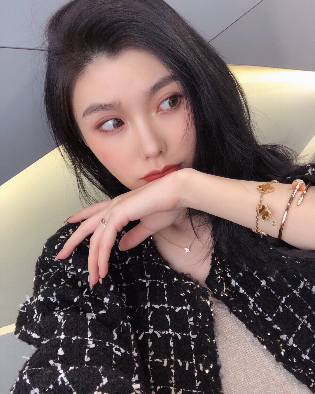 ¥ 140【我们出品】升级版牛角耳钉 上图即卖的大爆款[机智]，认准唯一一家真正购入珠宝类ZP开发的，可以订做真金真钻版，一致ZP，咨询客Fu 

经典牛角耳钉，一颗闪耀着光芒的珠宝，吸睛 高贵！简单又不浮夸！完美诠释高级的品味👏👏越是简单款越是要高级定制，底托整体五轴精雕，视觉效果和ZP一致！正面的爪子是绝对平面的，非常华丽耀眼！钻石采用美国进口硅钛料一级钻，很好的钻石替代品，超高性价比，不假白，永久了也不会起雾，方便打理。材质采用925银电镀18K，厚金电镀，保色程度更久
1卡 