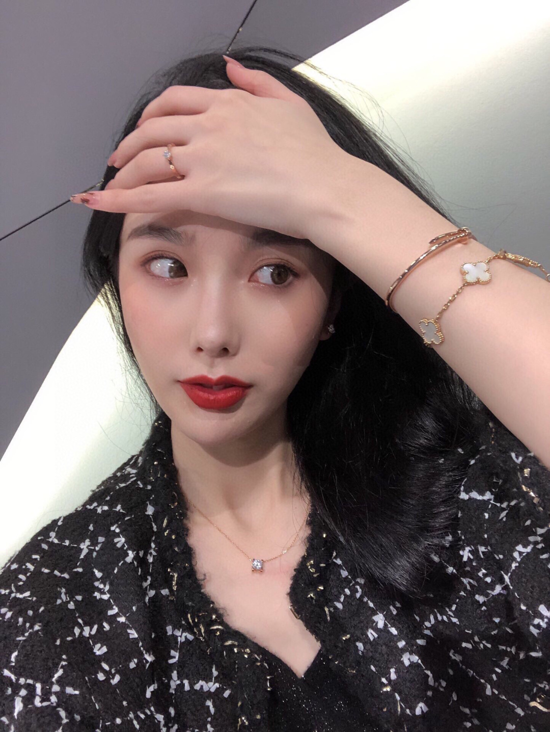 ¥ 140【我们出品】升级版牛角耳钉 上图即卖的大爆款[机智]，认准唯一一家真正购入珠宝类ZP开发的，可以订做真金真钻版，一致ZP，咨询客Fu 

经典牛角耳钉，一颗闪耀着光芒的珠宝，吸睛 高贵！简单又不浮夸！完美诠释高级的品味👏👏越是简单款越是要高级定制，底托整体五轴精雕，视觉效果和ZP一致！正面的爪子是绝对平面的，非常华丽耀眼！钻石采用美国进口硅钛料一级钻，很好的钻石替代品，超高性价比，不假白，永久了也不会起雾，方便打理。材质采用925银电镀18K，厚金电镀，保色程度更久
1卡 