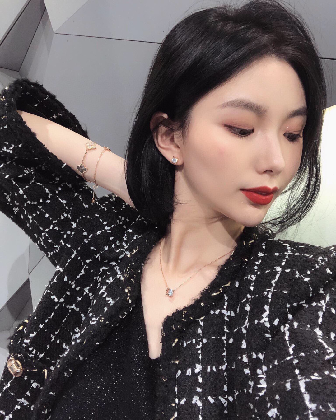 ¥ 140【我们出品】升级版牛角耳钉 上图即卖的大爆款[机智]，认准唯一一家真正购入珠宝类ZP开发的，可以订做真金真钻版，一致ZP，咨询客Fu 

经典牛角耳钉，一颗闪耀着光芒的珠宝，吸睛 高贵！简单又不浮夸！完美诠释高级的品味👏👏越是简单款越是要高级定制，底托整体五轴精雕，视觉效果和ZP一致！正面的爪子是绝对平面的，非常华丽耀眼！钻石采用美国进口硅钛料一级钻，很好的钻石替代品，超高性价比，不假白，永久了也不会起雾，方便打理。材质采用925银电镀18K，厚金电镀，保色程度更久
1卡 