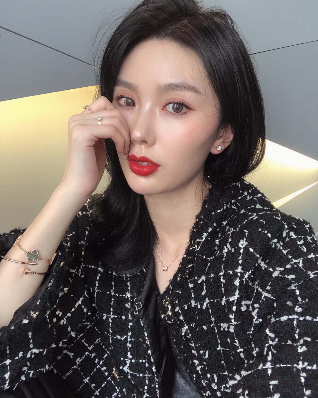 ¥ 140【我们出品】升级版牛角耳钉 上图即卖的大爆款[机智]，认准唯一一家真正购入珠宝类ZP开发的，可以订做真金真钻版，一致ZP，咨询客Fu 

经典牛角耳钉，一颗闪耀着光芒的珠宝，吸睛 高贵！简单又不浮夸！完美诠释高级的品味👏👏越是简单款越是要高级定制，底托整体五轴精雕，视觉效果和ZP一致！正面的爪子是绝对平面的，非常华丽耀眼！钻石采用美国进口硅钛料一级钻，很好的钻石替代品，超高性价比，不假白，永久了也不会起雾，方便打理。材质采用925银电镀18K，厚金电镀，保色程度更久
1卡 