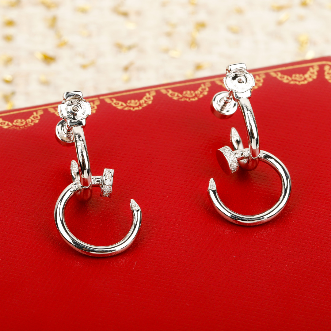 ¥ 300【我们出品】钉子耳环 ，可订做真金真钻18K金版本❗️量大咨询客Fu

首款钉子手镯诞生于二十世纪七十年代的纽约，充分展现自由欢愉的时代精神。Juste un Clou系列独具创意，大胆而现代，将平凡物件得以非凡升华，彰显珍贵本质，成为男士或女士的极佳配饰。细节已经是非常重工，整体是内壁ZP刻字的，按照正版，看一下燕尾微镶工艺，炒鸡漂亮，普通货都不是燕尾镶只是普通微镶，内部看不到漂亮燕尾，与原版不符的。尖头很直很漂亮，棱角越鲜明反射出来的光线就会更强，戴出来效果也是不一样的。整体部件全部手工，手工制作真的很费人，每一步都是人工完成，最终产品细节精致度这些都是机器套磨量产版本达不到的，用最好的精雕机器去辅助，所以出货会非常慢，超级推荐这款哦，很精致。材质通体925银电镀厚金，镶嵌进口锆石，钉子元素的大圈圈耳钉，圆圈不是很大的那种！带上绝对是blingbling闪闪惹人爱的效果，绝对可盐可甜的一款  搭配裙子👗温柔大方  搭配T恤利落简洁