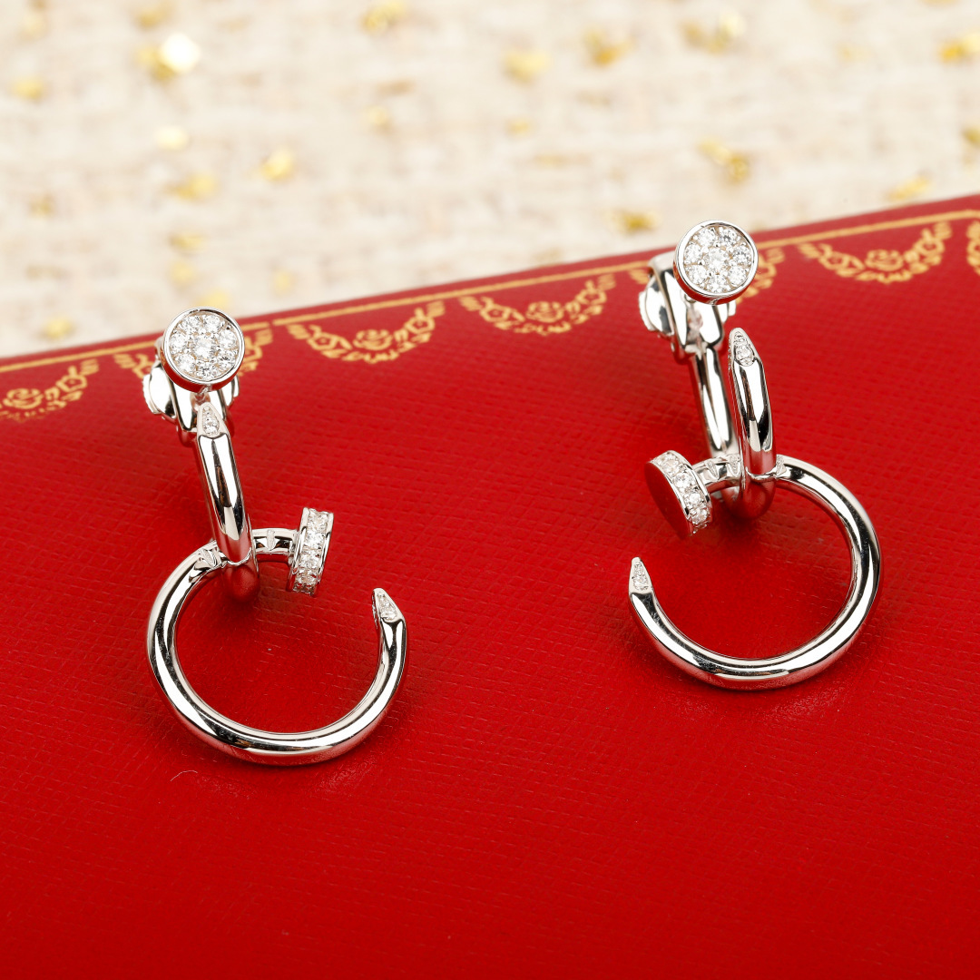 ¥ 300【我们出品】钉子耳环 ，可订做真金真钻18K金版本❗️量大咨询客Fu

首款钉子手镯诞生于二十世纪七十年代的纽约，充分展现自由欢愉的时代精神。Juste un Clou系列独具创意，大胆而现代，将平凡物件得以非凡升华，彰显珍贵本质，成为男士或女士的极佳配饰。细节已经是非常重工，整体是内壁ZP刻字的，按照正版，看一下燕尾微镶工艺，炒鸡漂亮，普通货都不是燕尾镶只是普通微镶，内部看不到漂亮燕尾，与原版不符的。尖头很直很漂亮，棱角越鲜明反射出来的光线就会更强，戴出来效果也是不一样的。整体部件全部手工，手工制作真的很费人，每一步都是人工完成，最终产品细节精致度这些都是机器套磨量产版本达不到的，用最好的精雕机器去辅助，所以出货会非常慢，超级推荐这款哦，很精致。材质通体925银电镀厚金，镶嵌进口锆石，钉子元素的大圈圈耳钉，圆圈不是很大的那种！带上绝对是blingbling闪闪惹人爱的效果，绝对可盐可甜的一款  搭配裙子👗温柔大方  搭配T恤利落简洁