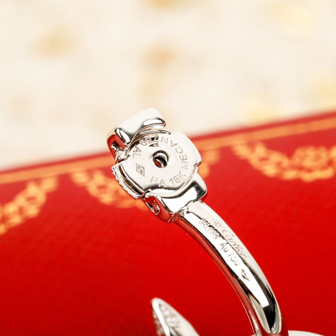 ¥ 300【我们出品】钉子耳环 ，可订做真金真钻18K金版本❗️量大咨询客Fu

首款钉子手镯诞生于二十世纪七十年代的纽约，充分展现自由欢愉的时代精神。Juste un Clou系列独具创意，大胆而现代，将平凡物件得以非凡升华，彰显珍贵本质，成为男士或女士的极佳配饰。细节已经是非常重工，整体是内壁ZP刻字的，按照正版，看一下燕尾微镶工艺，炒鸡漂亮，普通货都不是燕尾镶只是普通微镶，内部看不到漂亮燕尾，与原版不符的。尖头很直很漂亮，棱角越鲜明反射出来的光线就会更强，戴出来效果也是不一样的。整体部件全部手工，手工制作真的很费人，每一步都是人工完成，最终产品细节精致度这些都是机器套磨量产版本达不到的，用最好的精雕机器去辅助，所以出货会非常慢，超级推荐这款哦，很精致。材质通体925银电镀厚金，镶嵌进口锆石，钉子元素的大圈圈耳钉，圆圈不是很大的那种！带上绝对是blingbling闪闪惹人爱的效果，绝对可盐可甜的一款  搭配裙子👗温柔大方  搭配T恤利落简洁