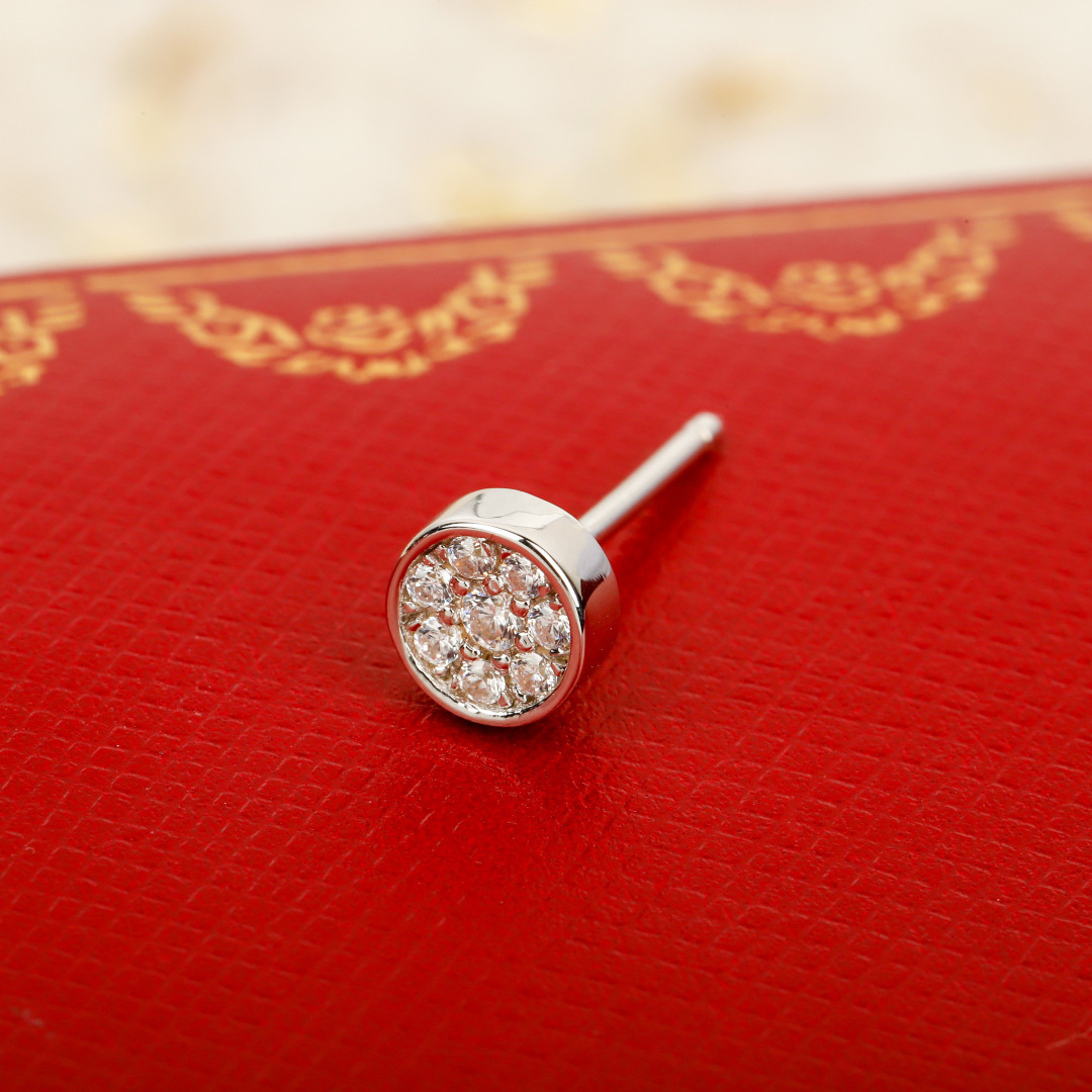 ¥ 300【我们出品】钉子耳环 ，可订做真金真钻18K金版本❗️量大咨询客Fu

首款钉子手镯诞生于二十世纪七十年代的纽约，充分展现自由欢愉的时代精神。Juste un Clou系列独具创意，大胆而现代，将平凡物件得以非凡升华，彰显珍贵本质，成为男士或女士的极佳配饰。细节已经是非常重工，整体是内壁ZP刻字的，按照正版，看一下燕尾微镶工艺，炒鸡漂亮，普通货都不是燕尾镶只是普通微镶，内部看不到漂亮燕尾，与原版不符的。尖头很直很漂亮，棱角越鲜明反射出来的光线就会更强，戴出来效果也是不一样的。整体部件全部手工，手工制作真的很费人，每一步都是人工完成，最终产品细节精致度这些都是机器套磨量产版本达不到的，用最好的精雕机器去辅助，所以出货会非常慢，超级推荐这款哦，很精致。材质通体925银电镀厚金，镶嵌进口锆石，钉子元素的大圈圈耳钉，圆圈不是很大的那种！带上绝对是blingbling闪闪惹人爱的效果，绝对可盐可甜的一款  搭配裙子👗温柔大方  搭配T恤利落简洁