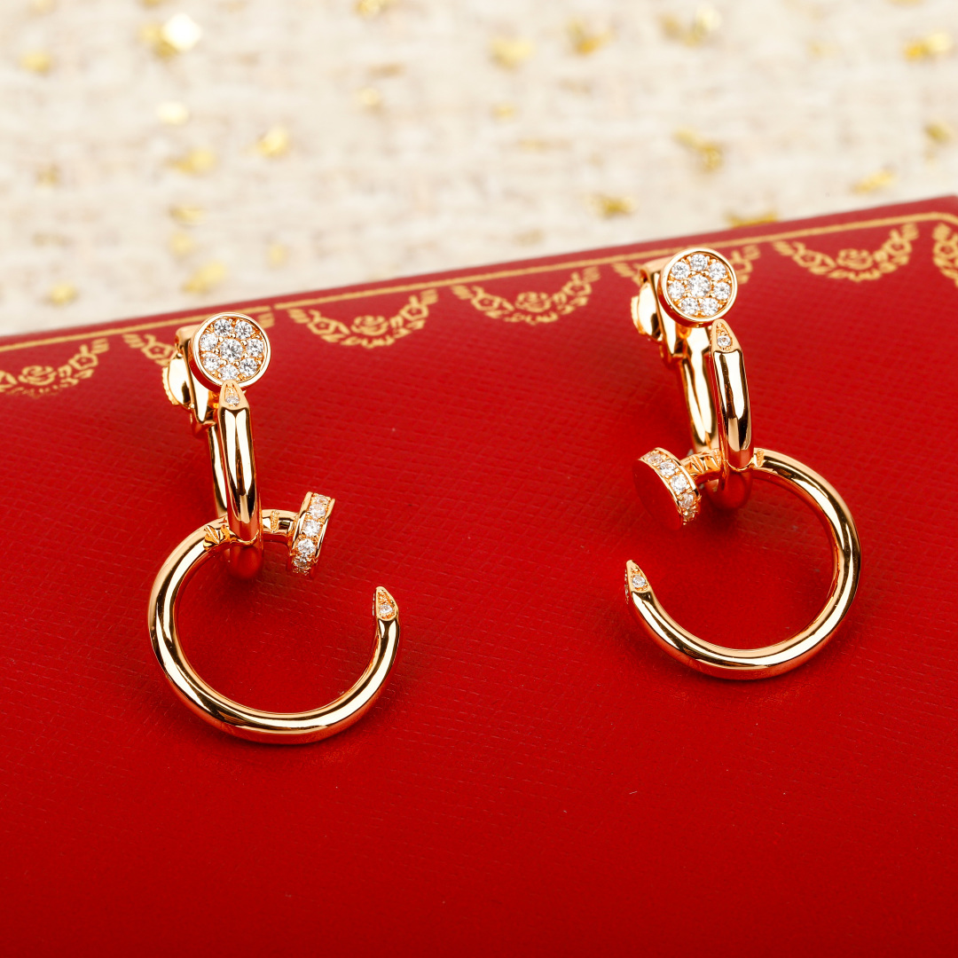 ¥ 300【我们出品】钉子耳环 ，可订做真金真钻18K金版本❗️量大咨询客Fu

首款钉子手镯诞生于二十世纪七十年代的纽约，充分展现自由欢愉的时代精神。Juste un Clou系列独具创意，大胆而现代，将平凡物件得以非凡升华，彰显珍贵本质，成为男士或女士的极佳配饰。细节已经是非常重工，整体是内壁ZP刻字的，按照正版，看一下燕尾微镶工艺，炒鸡漂亮，普通货都不是燕尾镶只是普通微镶，内部看不到漂亮燕尾，与原版不符的。尖头很直很漂亮，棱角越鲜明反射出来的光线就会更强，戴出来效果也是不一样的。整体部件全部手工，手工制作真的很费人，每一步都是人工完成，最终产品细节精致度这些都是机器套磨量产版本达不到的，用最好的精雕机器去辅助，所以出货会非常慢，超级推荐这款哦，很精致。材质通体925银电镀厚金，镶嵌进口锆石，钉子元素的大圈圈耳钉，圆圈不是很大的那种！带上绝对是blingbling闪闪惹人爱的效果，绝对可盐可甜的一款  搭配裙子👗温柔大方  搭配T恤利落简洁