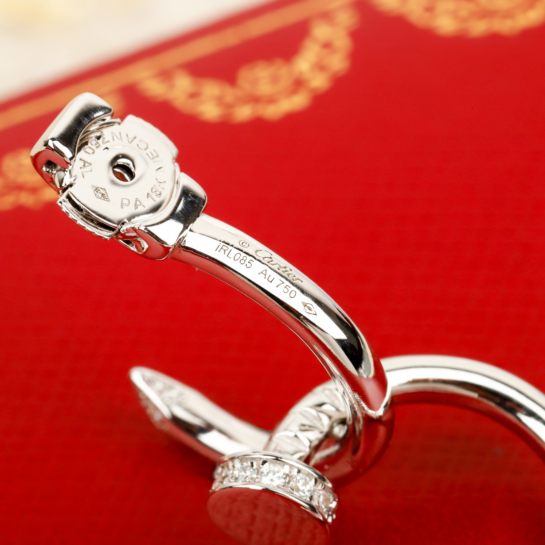 ¥ 300【我们出品】钉子耳环 ，可订做真金真钻18K金版本❗️量大咨询客Fu

首款钉子手镯诞生于二十世纪七十年代的纽约，充分展现自由欢愉的时代精神。Juste un Clou系列独具创意，大胆而现代，将平凡物件得以非凡升华，彰显珍贵本质，成为男士或女士的极佳配饰。细节已经是非常重工，整体是内壁ZP刻字的，按照正版，看一下燕尾微镶工艺，炒鸡漂亮，普通货都不是燕尾镶只是普通微镶，内部看不到漂亮燕尾，与原版不符的。尖头很直很漂亮，棱角越鲜明反射出来的光线就会更强，戴出来效果也是不一样的。整体部件全部手工，手工制作真的很费人，每一步都是人工完成，最终产品细节精致度这些都是机器套磨量产版本达不到的，用最好的精雕机器去辅助，所以出货会非常慢，超级推荐这款哦，很精致。材质通体925银电镀厚金，镶嵌进口锆石，钉子元素的大圈圈耳钉，圆圈不是很大的那种！带上绝对是blingbling闪闪惹人爱的效果，绝对可盐可甜的一款  搭配裙子👗温柔大方  搭配T恤利落简洁