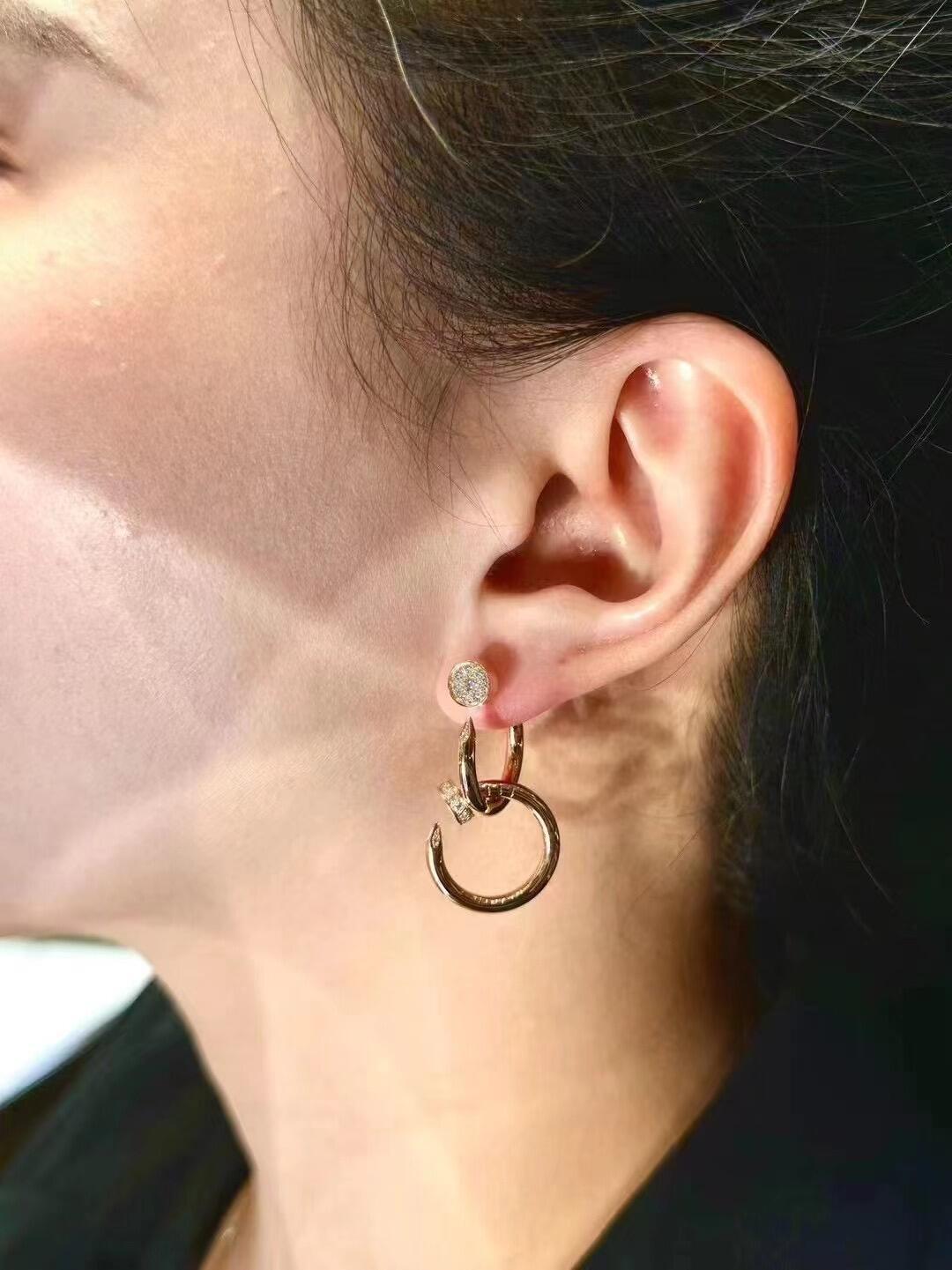 ¥ 300【我们出品】钉子耳环 ，可订做真金真钻18K金版本❗️量大咨询客Fu

首款钉子手镯诞生于二十世纪七十年代的纽约，充分展现自由欢愉的时代精神。Juste un Clou系列独具创意，大胆而现代，将平凡物件得以非凡升华，彰显珍贵本质，成为男士或女士的极佳配饰。细节已经是非常重工，整体是内壁ZP刻字的，按照正版，看一下燕尾微镶工艺，炒鸡漂亮，普通货都不是燕尾镶只是普通微镶，内部看不到漂亮燕尾，与原版不符的。尖头很直很漂亮，棱角越鲜明反射出来的光线就会更强，戴出来效果也是不一样的。整体部件全部手工，手工制作真的很费人，每一步都是人工完成，最终产品细节精致度这些都是机器套磨量产版本达不到的，用最好的精雕机器去辅助，所以出货会非常慢，超级推荐这款哦，很精致。材质通体925银电镀厚金，镶嵌进口锆石，钉子元素的大圈圈耳钉，圆圈不是很大的那种！带上绝对是blingbling闪闪惹人爱的效果，绝对可盐可甜的一款  搭配裙子👗温柔大方  搭配T恤利落简洁