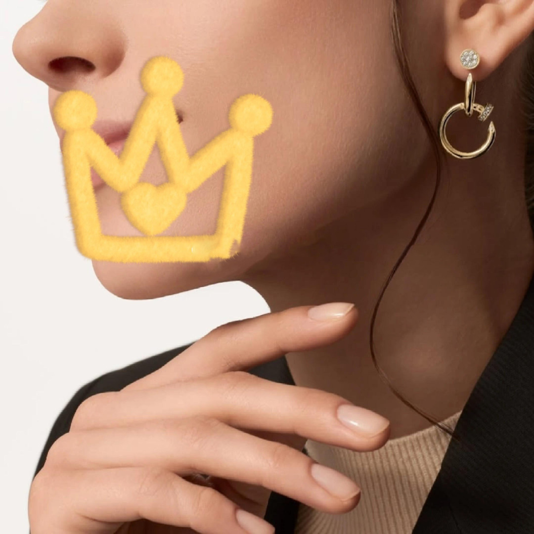 ¥ 300【我们出品】钉子耳环 ，可订做真金真钻18K金版本❗️量大咨询客Fu

首款钉子手镯诞生于二十世纪七十年代的纽约，充分展现自由欢愉的时代精神。Juste un Clou系列独具创意，大胆而现代，将平凡物件得以非凡升华，彰显珍贵本质，成为男士或女士的极佳配饰。细节已经是非常重工，整体是内壁ZP刻字的，按照正版，看一下燕尾微镶工艺，炒鸡漂亮，普通货都不是燕尾镶只是普通微镶，内部看不到漂亮燕尾，与原版不符的。尖头很直很漂亮，棱角越鲜明反射出来的光线就会更强，戴出来效果也是不一样的。整体部件全部手工，手工制作真的很费人，每一步都是人工完成，最终产品细节精致度这些都是机器套磨量产版本达不到的，用最好的精雕机器去辅助，所以出货会非常慢，超级推荐这款哦，很精致。材质通体925银电镀厚金，镶嵌进口锆石，钉子元素的大圈圈耳钉，圆圈不是很大的那种！带上绝对是blingbling闪闪惹人爱的效果，绝对可盐可甜的一款  搭配裙子👗温柔大方  搭配T恤利落简洁