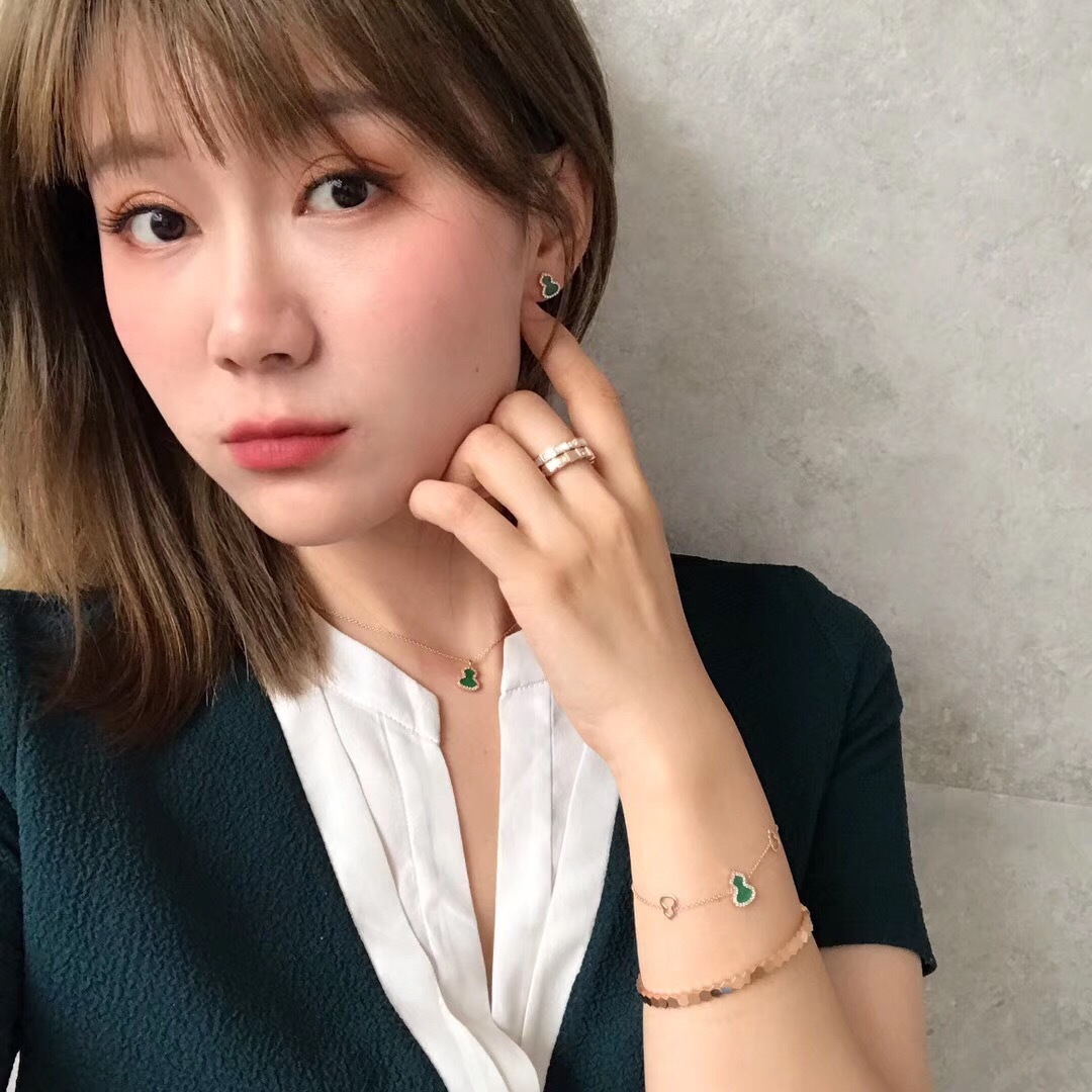 ¥ 140【我们出品】麒麟wulu系列手链    ZP💰11420+   可订做真金真钻版，量大咨询客Fu

Qeeli@麒麟葫芦珠宝采用 中国元素与现代设计融合，红色的玛瑙配合Wulu的形状，似红叶绚烂，如花朵绽放，点缀于造型之中，用隽永之色迎春纳福采用925纯银材质
水晶都是老师傅手工镶嵌，石头都是采用天然石，每一颗石头都是一比一配石，保证每一个手链上的石头都能够完美的和葫芦形状的凹槽完美合上，然后没有缝隙。这个很讲究工艺石头和手工镶嵌的钻的高度必须是一致达到一个水平线上，所以非常考验师傅的工艺，非常耗时耗力，才能把成品做的如此之好，请看实拍