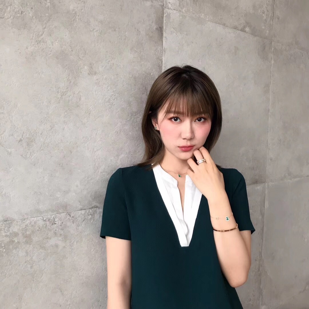 ¥ 140【我们出品】麒麟wulu系列手链    ZP💰11420+   可订做真金真钻版，量大咨询客Fu

Qeeli@麒麟葫芦珠宝采用 中国元素与现代设计融合，红色的玛瑙配合Wulu的形状，似红叶绚烂，如花朵绽放，点缀于造型之中，用隽永之色迎春纳福采用925纯银材质
水晶都是老师傅手工镶嵌，石头都是采用天然石，每一颗石头都是一比一配石，保证每一个手链上的石头都能够完美的和葫芦形状的凹槽完美合上，然后没有缝隙。这个很讲究工艺石头和手工镶嵌的钻的高度必须是一致达到一个水平线上，所以非常考验师傅的工艺，非常耗时耗力，才能把成品做的如此之好，请看实拍